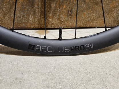 Laufrad/Laufradsatz von Bontrager, BONTRAGER AEOLUS PRO 3V LAUFRADSATZ DISC vor USEDBIKES - OB.DE Hintergrund