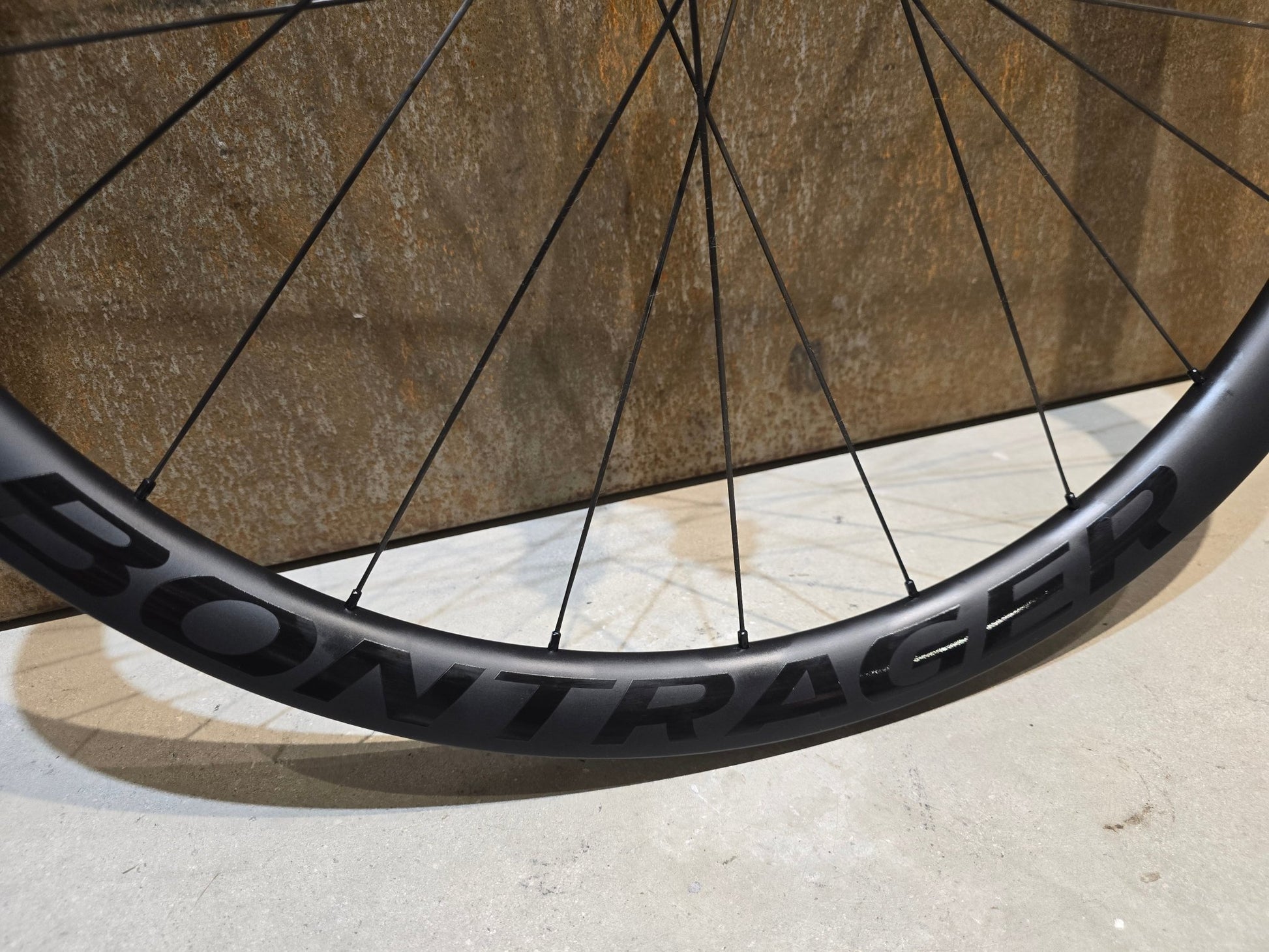 Laufrad/Laufradsatz von Bontrager, BONTRAGER AEOLUS PRO 3V TLR BOOST / 1046190 / HINTERRAD DISC in variant_title vor USEDBIKES - OB.DE Hintergrund