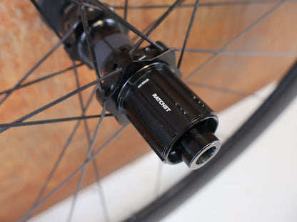 Laufrad/Laufradsatz von Bontrager, BONTRAGER AEOLUS PRO 51 TLR DISC CARBON LAUFRADSATZ SHIMANO HG vor USEDBIKES-OB.DE Hintergrund