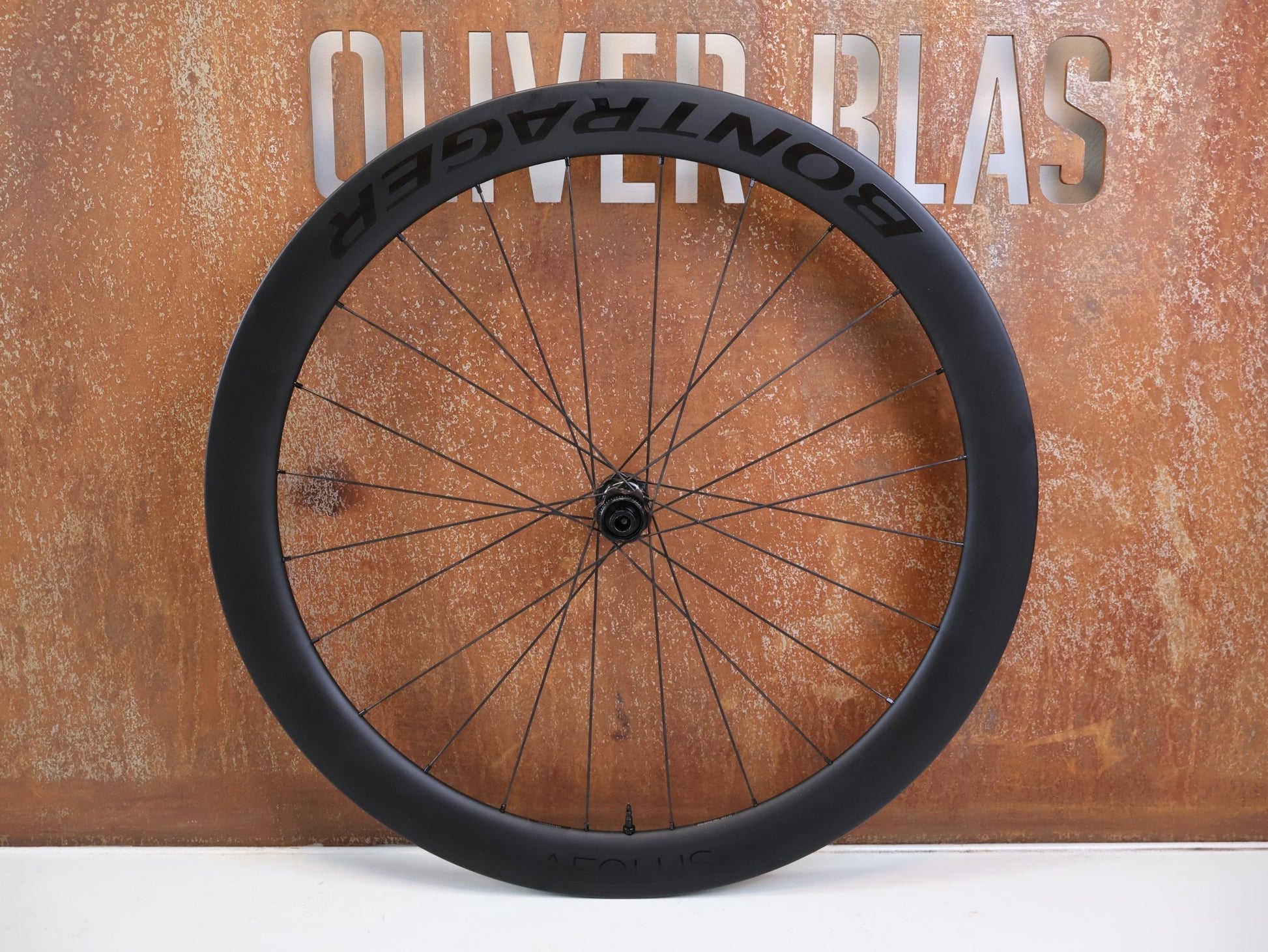 Laufrad/Laufradsatz von Bontrager, BONTRAGER AEOLUS PRO 51 TLR DISC CARBON LAUFRADSATZ SHIMANO HG vor USEDBIKES-OB.DE Hintergrund