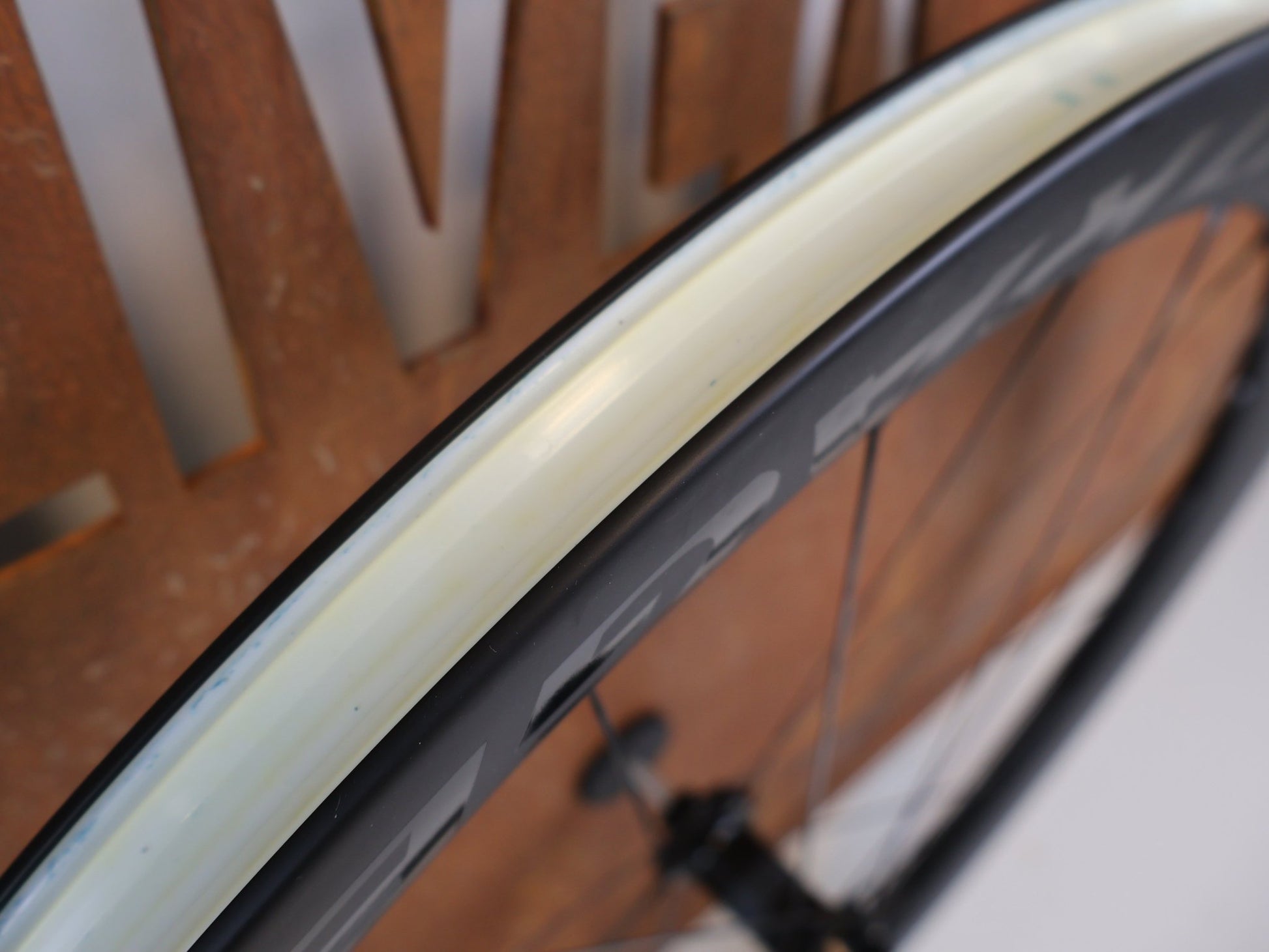 Laufrad/Laufradsatz von Bontrager, BONTRAGER AEOLUS PRO 51 TLR DISC CARBON LAUFRADSATZ SHIMANO HG vor USEDBIKES-OB.DE Hintergrund