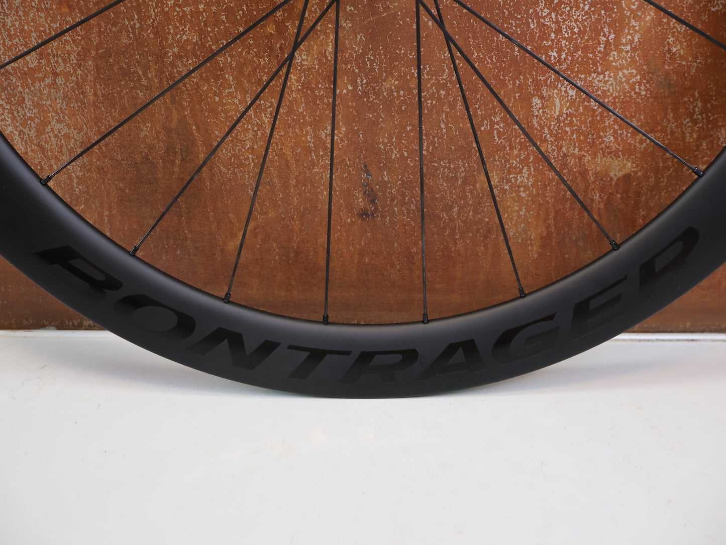 Laufrad/Laufradsatz von Bontrager, BONTRAGER AEOLUS PRO 51 TLR DISC CARBON LAUFRADSATZ SHIMANO HG vor USEDBIKES-OB.DE Hintergrund