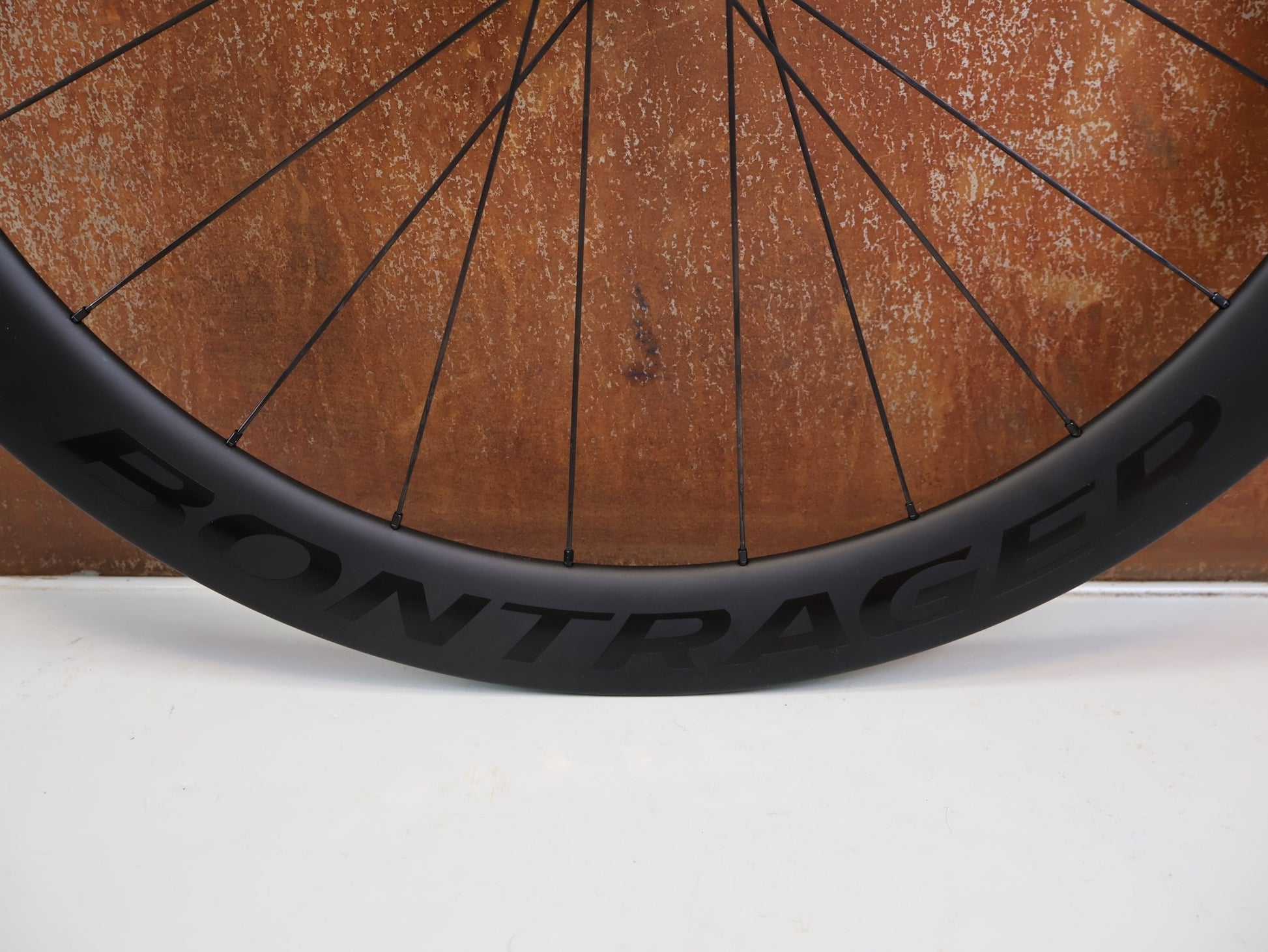 Laufrad/Laufradsatz von Bontrager, BONTRAGER AEOLUS PRO 51 TLR DISC CARBON LAUFRADSATZ SHIMANO HG vor USEDBIKES-OB.DE Hintergrund