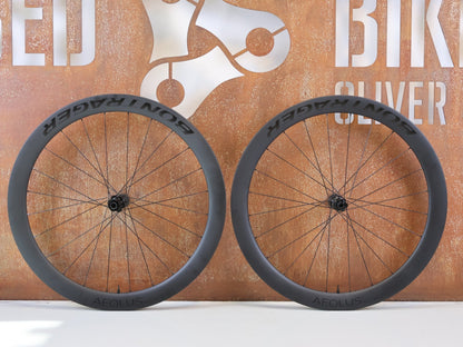 Laufrad/Laufradsatz von Bontrager, BONTRAGER AEOLUS PRO 51 TLR DISC CARBON LAUFRADSATZ SHIMANO HG vor USEDBIKES-OB.DE Hintergrund