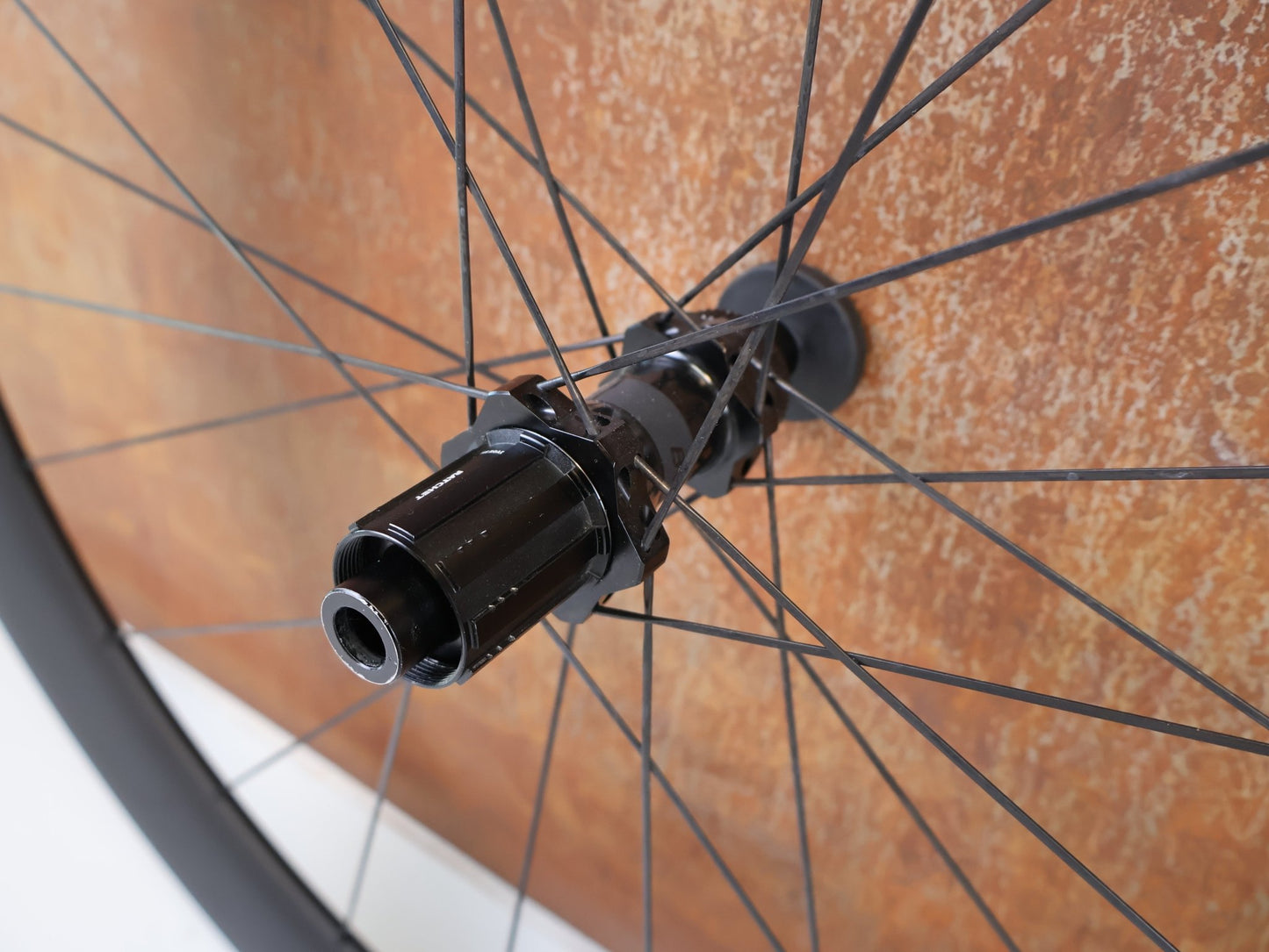 Laufrad/Laufradsatz von Bontrager, BONTRAGER AEOLUS PRO 51 TLR DISC CARBON LAUFRADSATZ SHIMANO HG vor USEDBIKES-OB.DE Hintergrund