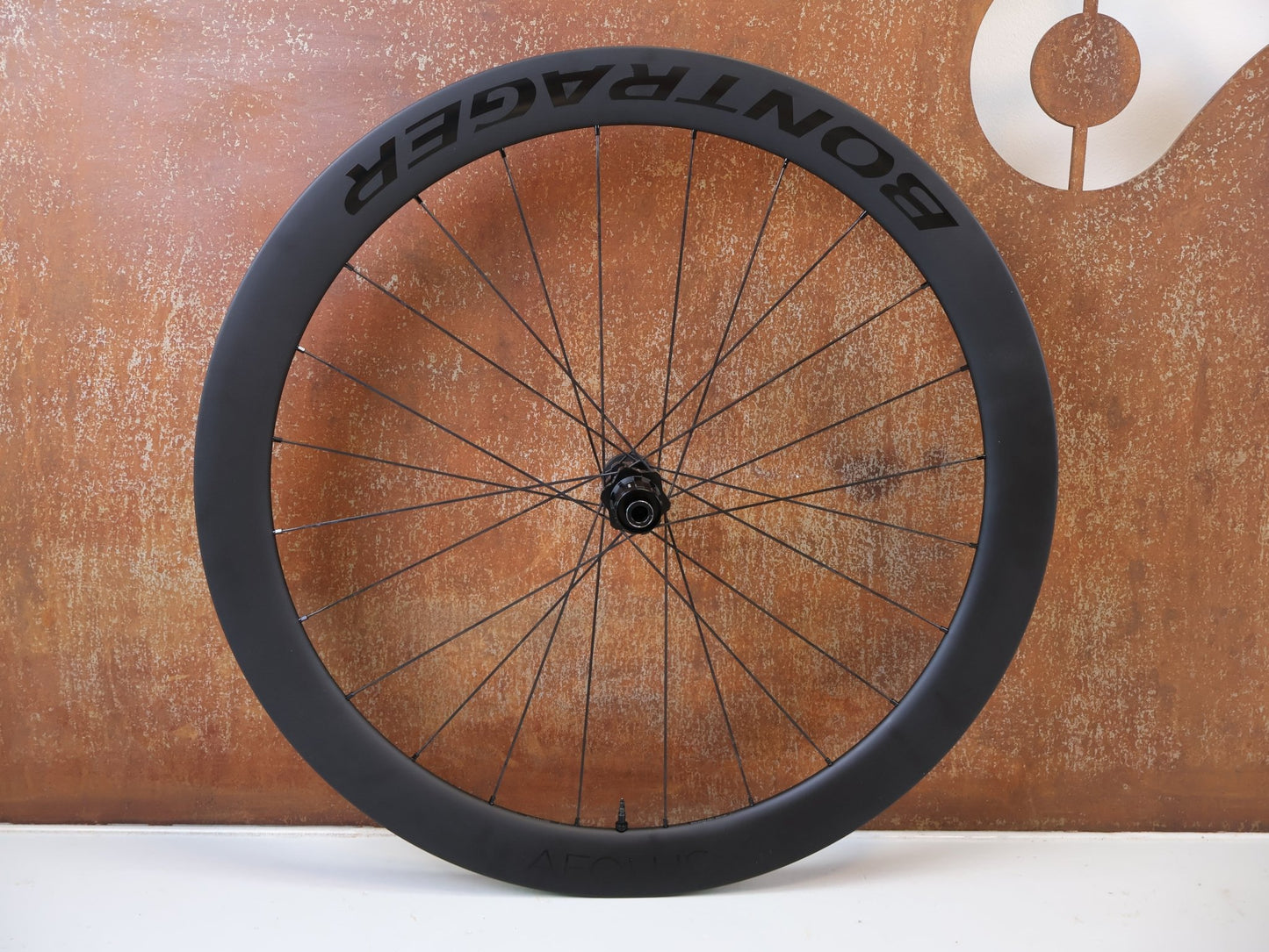 Laufrad/Laufradsatz von Bontrager, BONTRAGER AEOLUS PRO 51 TLR DISC CARBON LAUFRADSATZ SHIMANO HG vor USEDBIKES-OB.DE Hintergrund
