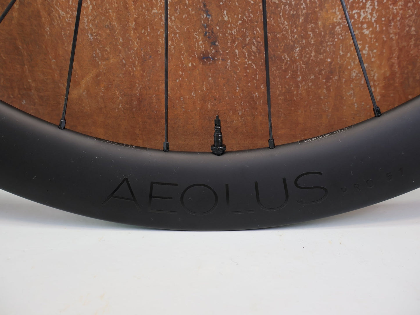Laufrad/Laufradsatz von Bontrager, BONTRAGER AEOLUS PRO 51 TLR DISC CARBON LAUFRADSATZ SHIMANO HG vor USEDBIKES-OB.DE Hintergrund