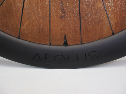 Laufrad/Laufradsatz von Bontrager, BONTRAGER AEOLUS PRO 51 TLR DISC CARBON LAUFRADSATZ SHIMANO HG vor USEDBIKES-OB.DE Hintergrund