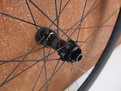 Laufrad/Laufradsatz von Bontrager, BONTRAGER AEOLUS PRO 51 TLR DISC CARBON LAUFRADSATZ SHIMANO HG vor USEDBIKES-OB.DE Hintergrund