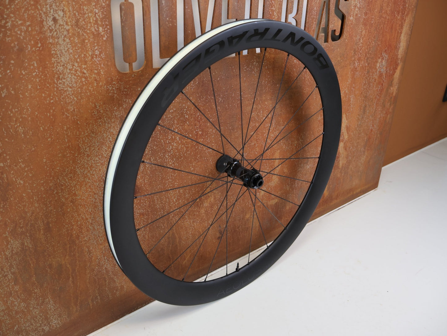 Laufrad/Laufradsatz von Bontrager, BONTRAGER AEOLUS PRO 51 TLR DISC CARBON LAUFRADSATZ SHIMANO HG vor USEDBIKES-OB.DE Hintergrund