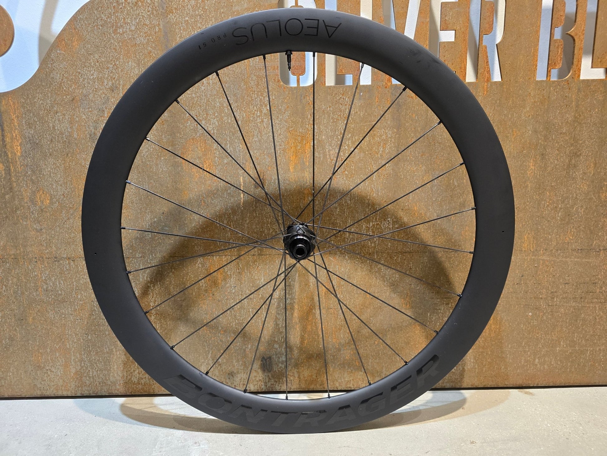 Laufrad/Laufradsatz von Bontrager, BONTRAGER AEOLUS PRO 51 TLR LAUFRADSATZ DISC vor USEDBIKES - OB.DE Hintergrund