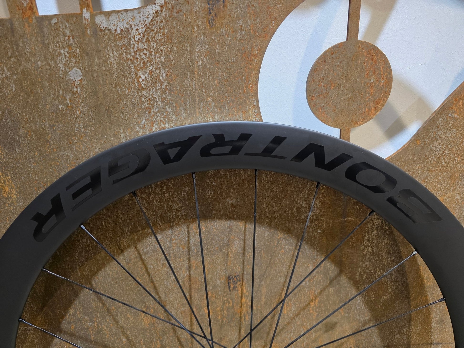 Laufrad/Laufradsatz von Bontrager, BONTRAGER AEOLUS PRO 51 TLR LAUFRADSATZ DISC vor USEDBIKES - OB.DE Hintergrund