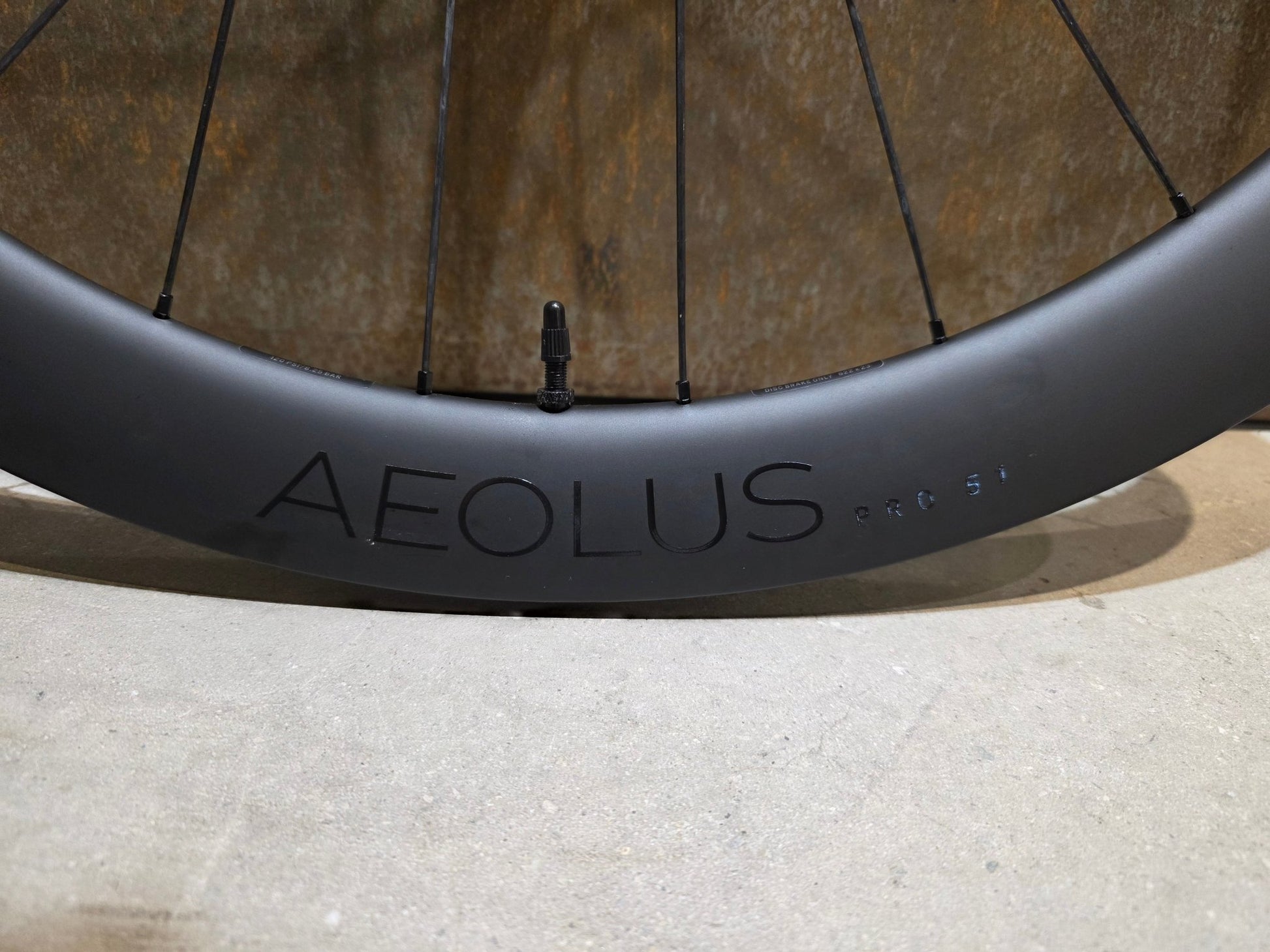 Laufrad/Laufradsatz von Bontrager, BONTRAGER AEOLUS PRO 51 TLR LAUFRADSATZ DISC vor USEDBIKES - OB.DE Hintergrund
