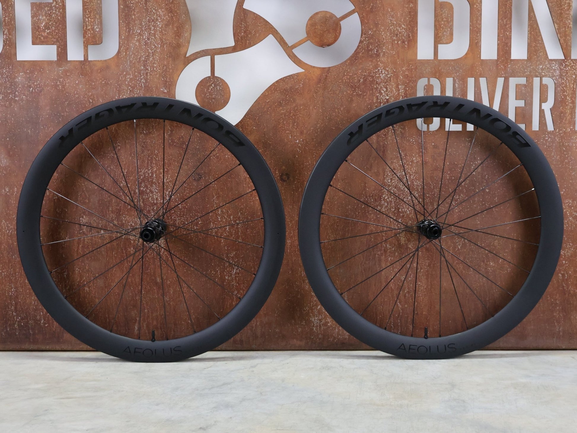 Laufrad/Laufradsatz von Bontrager, BONTRAGER AEOLUS PRO 51 TLR LAUFRADSATZ DISC vor USEDBIKES - OB.DE Hintergrund