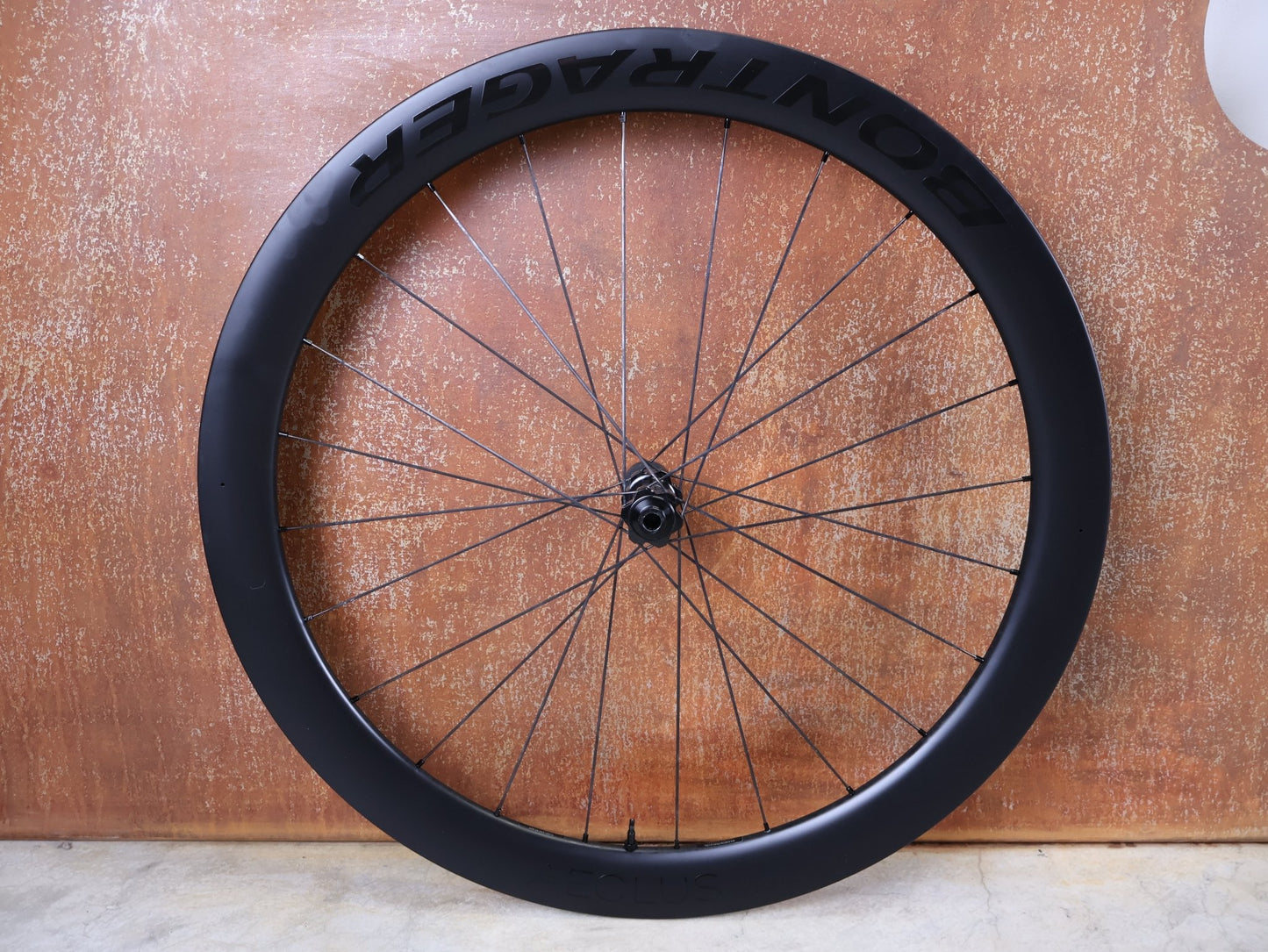 Laufrad/Laufradsatz von Bontrager, BONTRAGER AEOLUS PRO 51 TLR LAUFRADSATZ DISC vor USEDBIKES - OB.DE Hintergrund