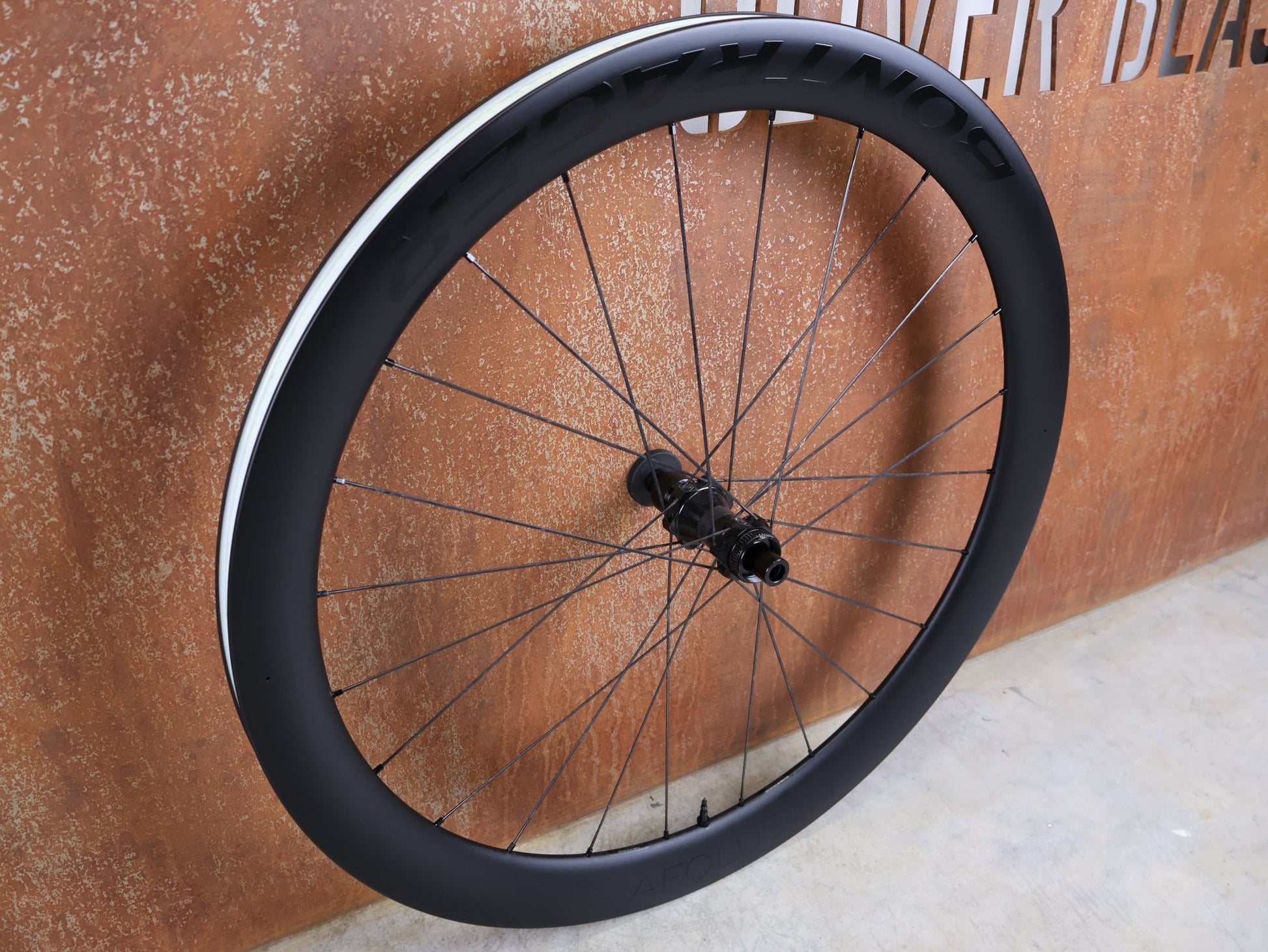 Laufrad/Laufradsatz von Bontrager, BONTRAGER AEOLUS PRO 51 TLR LAUFRADSATZ DISC vor USEDBIKES - OB.DE Hintergrund