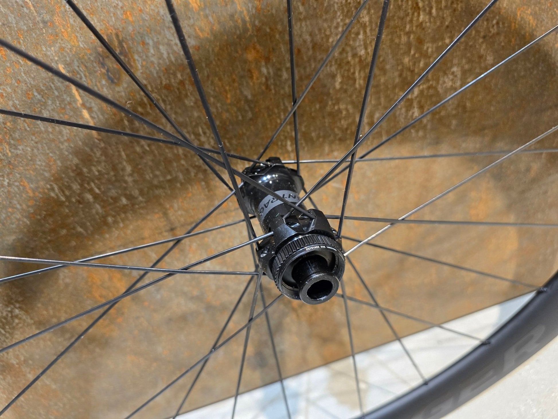 Laufrad/Laufradsatz von Bontrager, BONTRAGER AEOLUS PRO 51 TLR LAUFRADSATZ DISC vor USEDBIKES - OB.DE Hintergrund