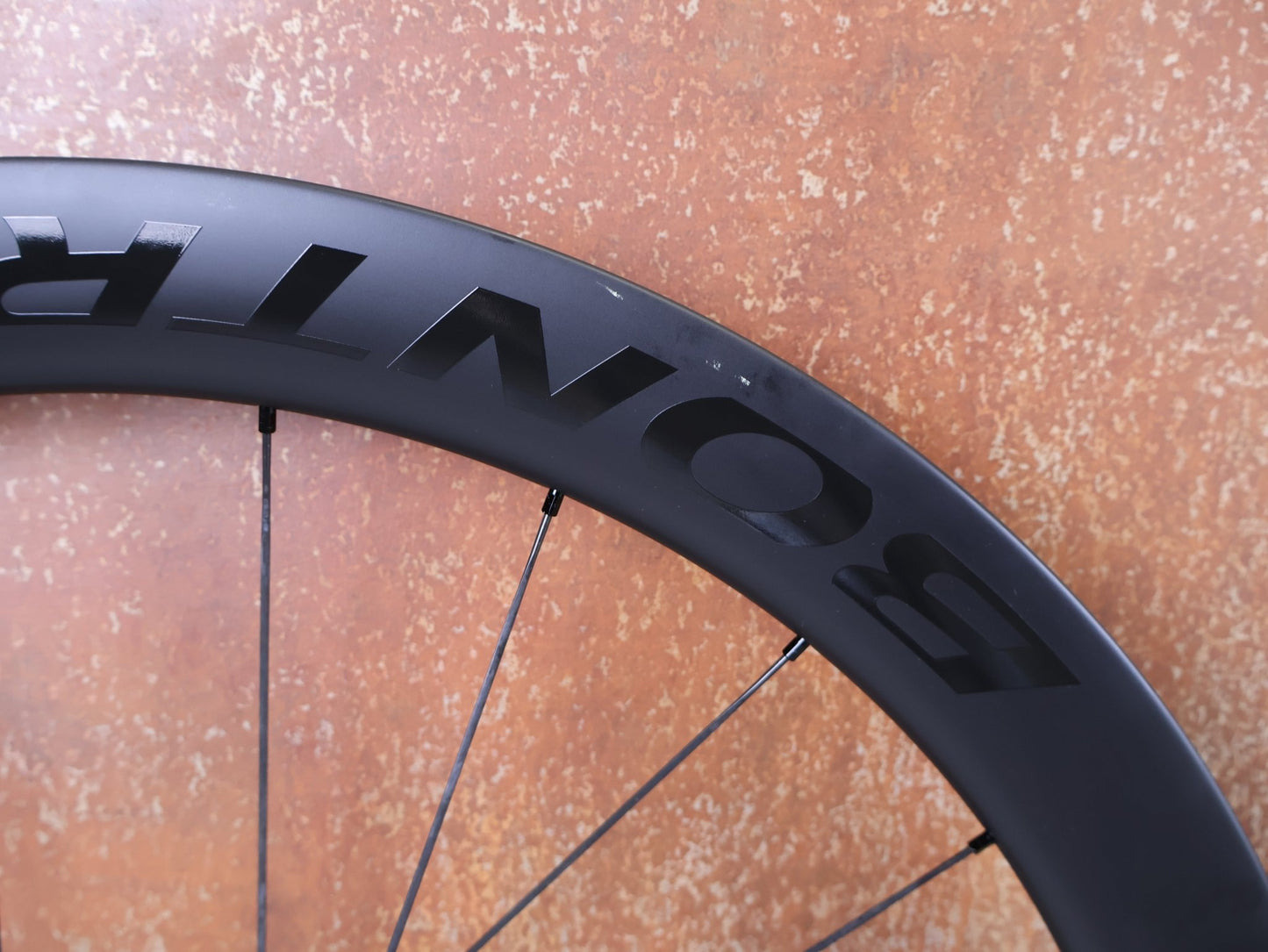 Laufrad/Laufradsatz von Bontrager, BONTRAGER AEOLUS PRO 51 TLR LAUFRADSATZ DISC vor USEDBIKES - OB.DE Hintergrund