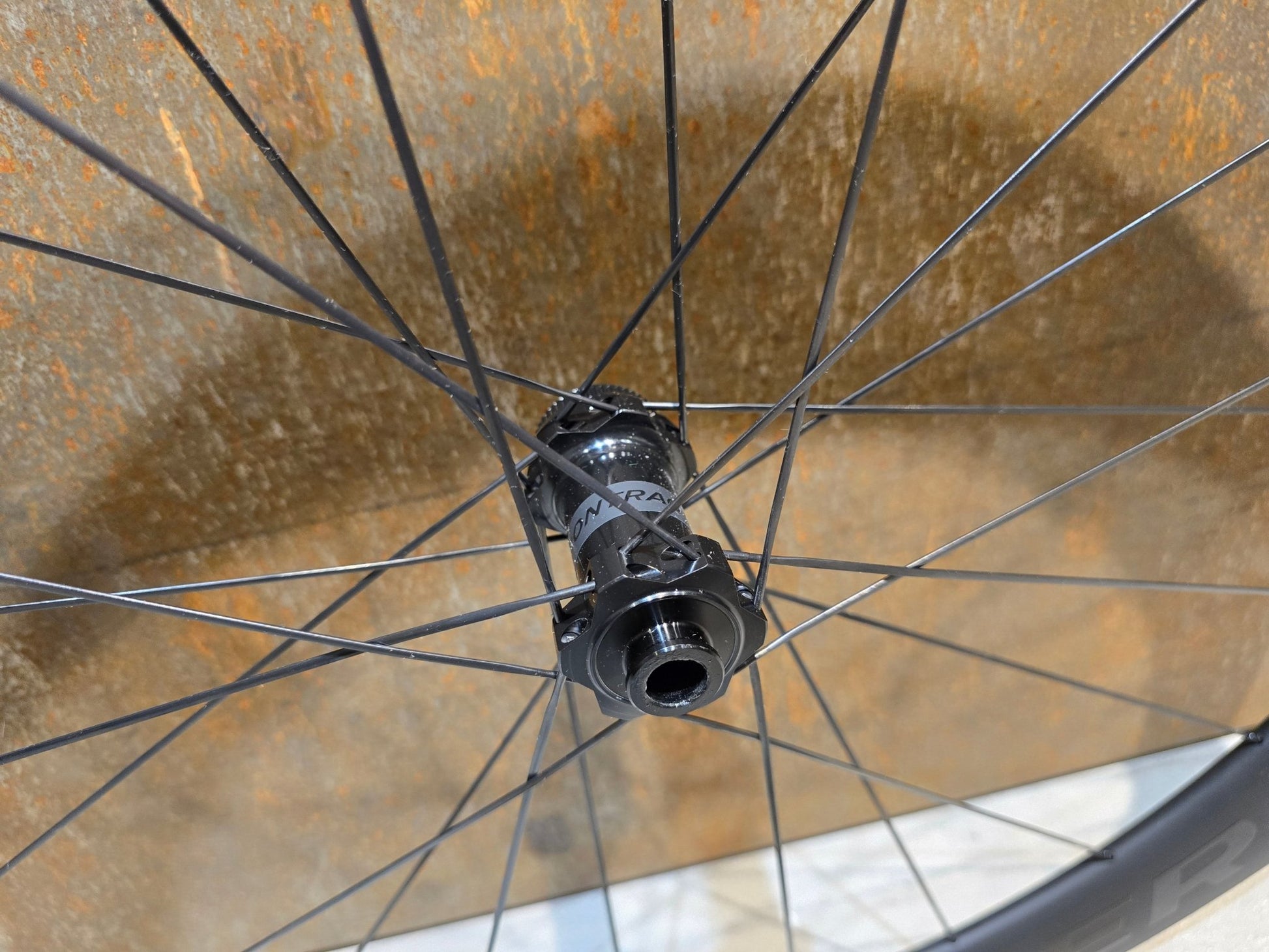 Laufrad/Laufradsatz von Bontrager, BONTRAGER AEOLUS PRO 51 TLR LAUFRADSATZ DISC vor USEDBIKES - OB.DE Hintergrund