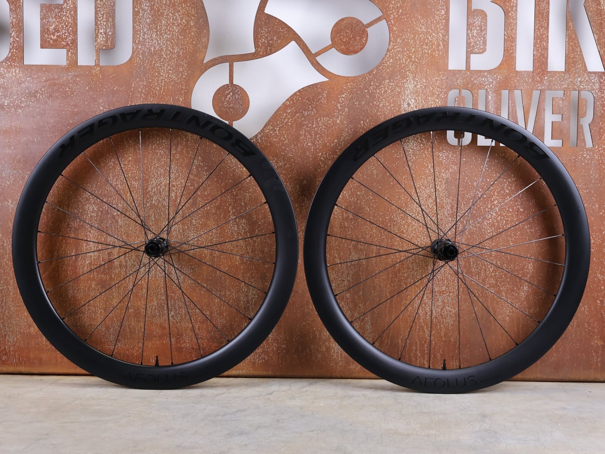 Laufrad/Laufradsatz von Bontrager, BONTRAGER AEOLUS PRO 51 TLR LAUFRADSATZ DISC vor USEDBIKES - OB.DE Hintergrund