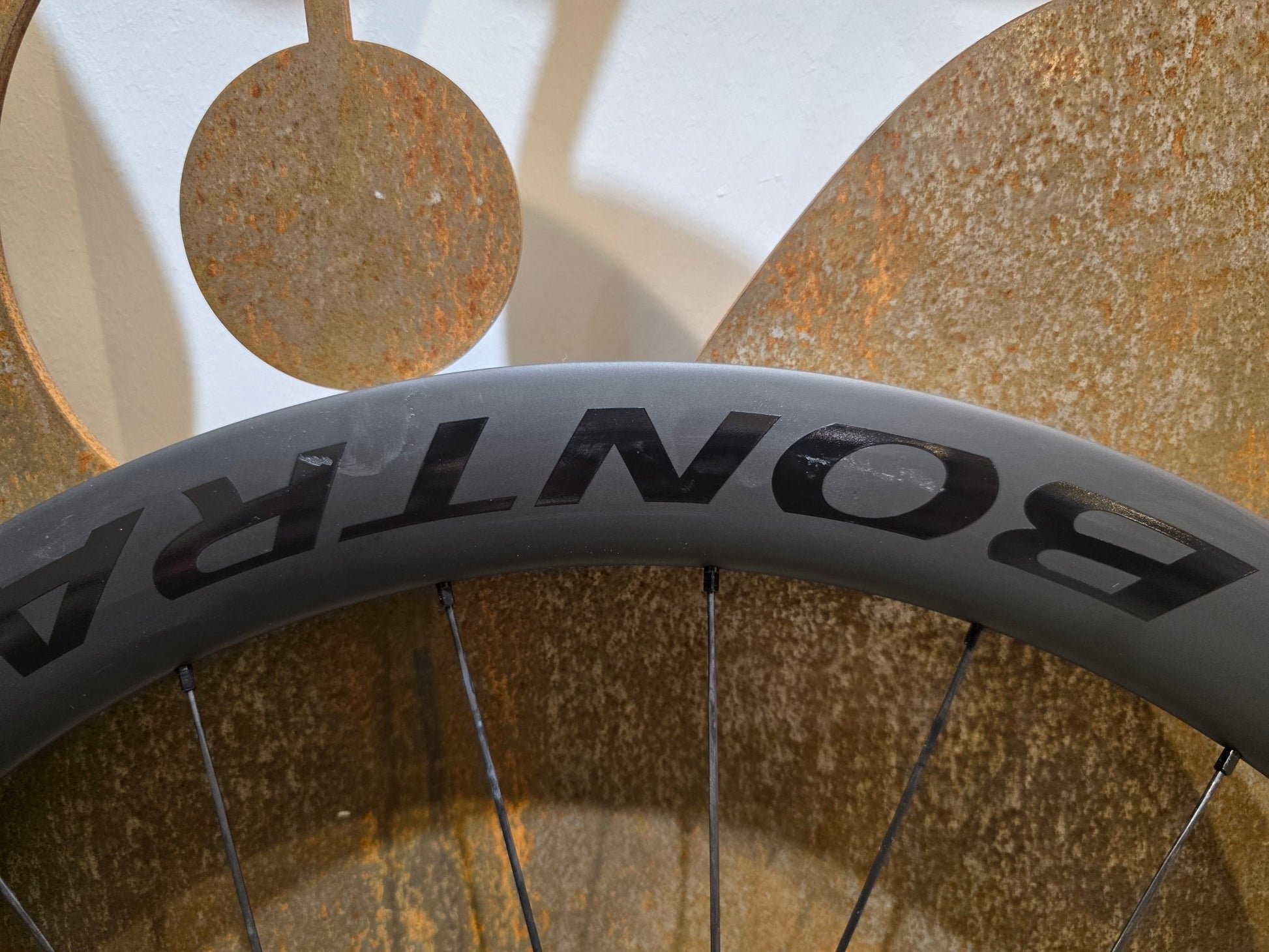 Laufrad/Laufradsatz von Bontrager, BONTRAGER AEOLUS PRO 51 TLR LAUFRADSATZ DISC vor USEDBIKES - OB.DE Hintergrund