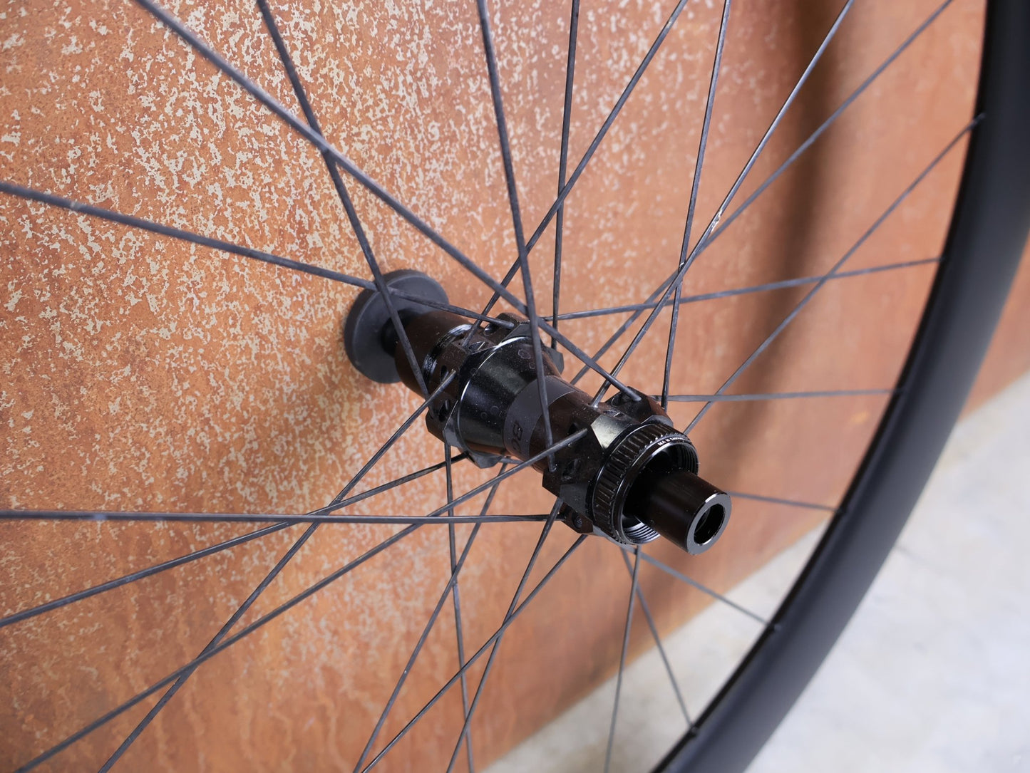 Laufrad/Laufradsatz von Bontrager, BONTRAGER AEOLUS PRO 51 TLR LAUFRADSATZ DISC vor USEDBIKES - OB.DE Hintergrund