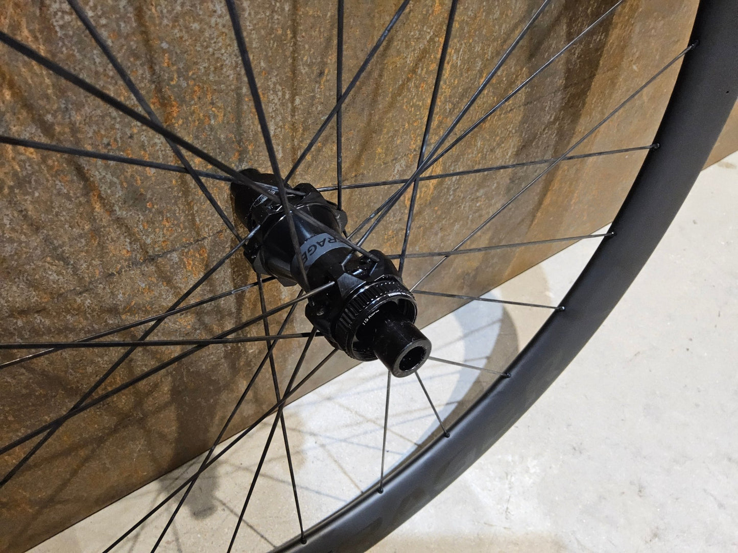Laufrad/Laufradsatz von Bontrager, BONTRAGER AEOLUS PRO 51 TLR LAUFRADSATZ DISC vor USEDBIKES - OB.DE Hintergrund
