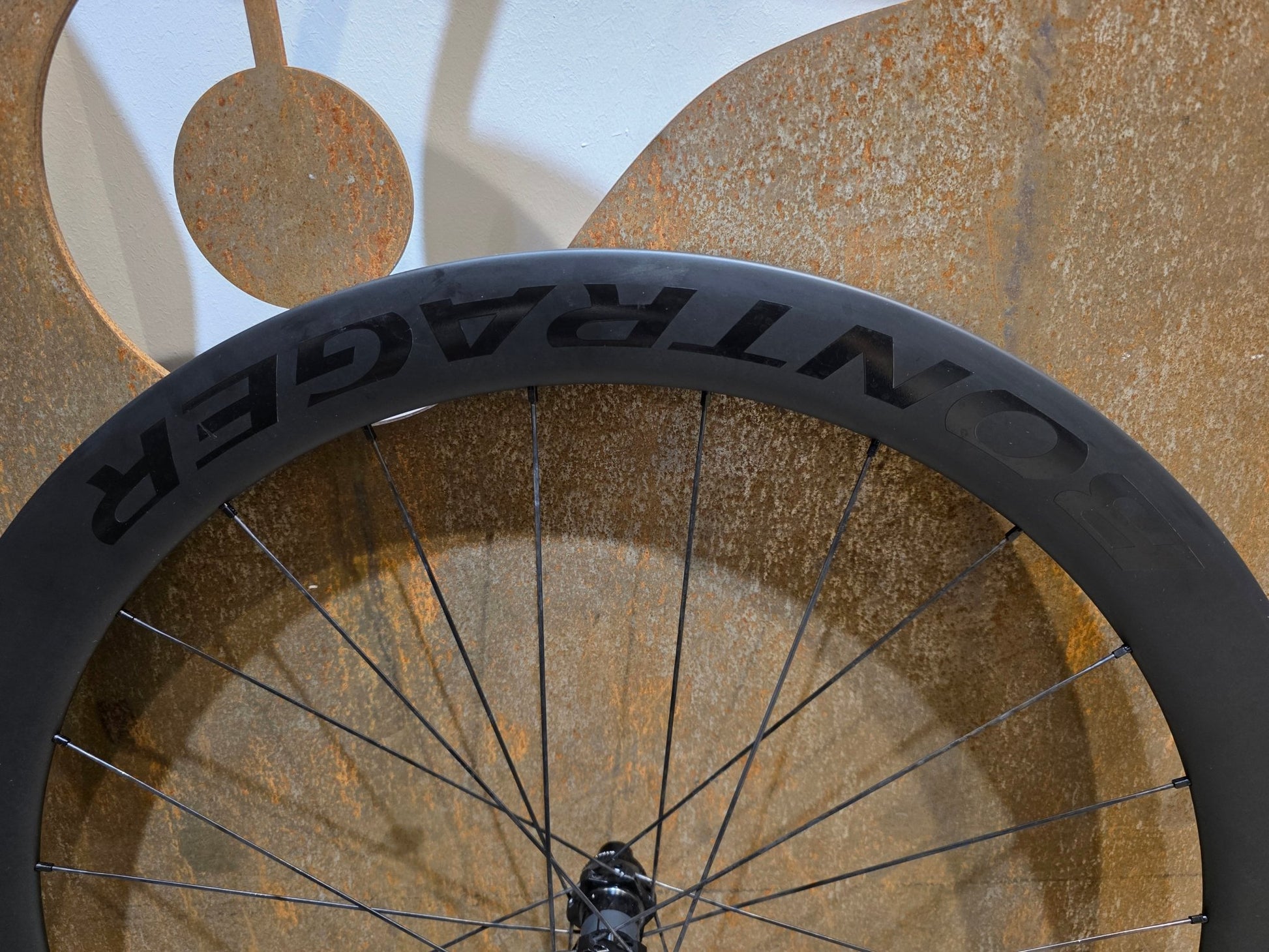 Laufrad/Laufradsatz von Bontrager, BONTRAGER AEOLUS PRO 51 TLR LAUFRADSATZ DISC vor USEDBIKES - OB.DE Hintergrund