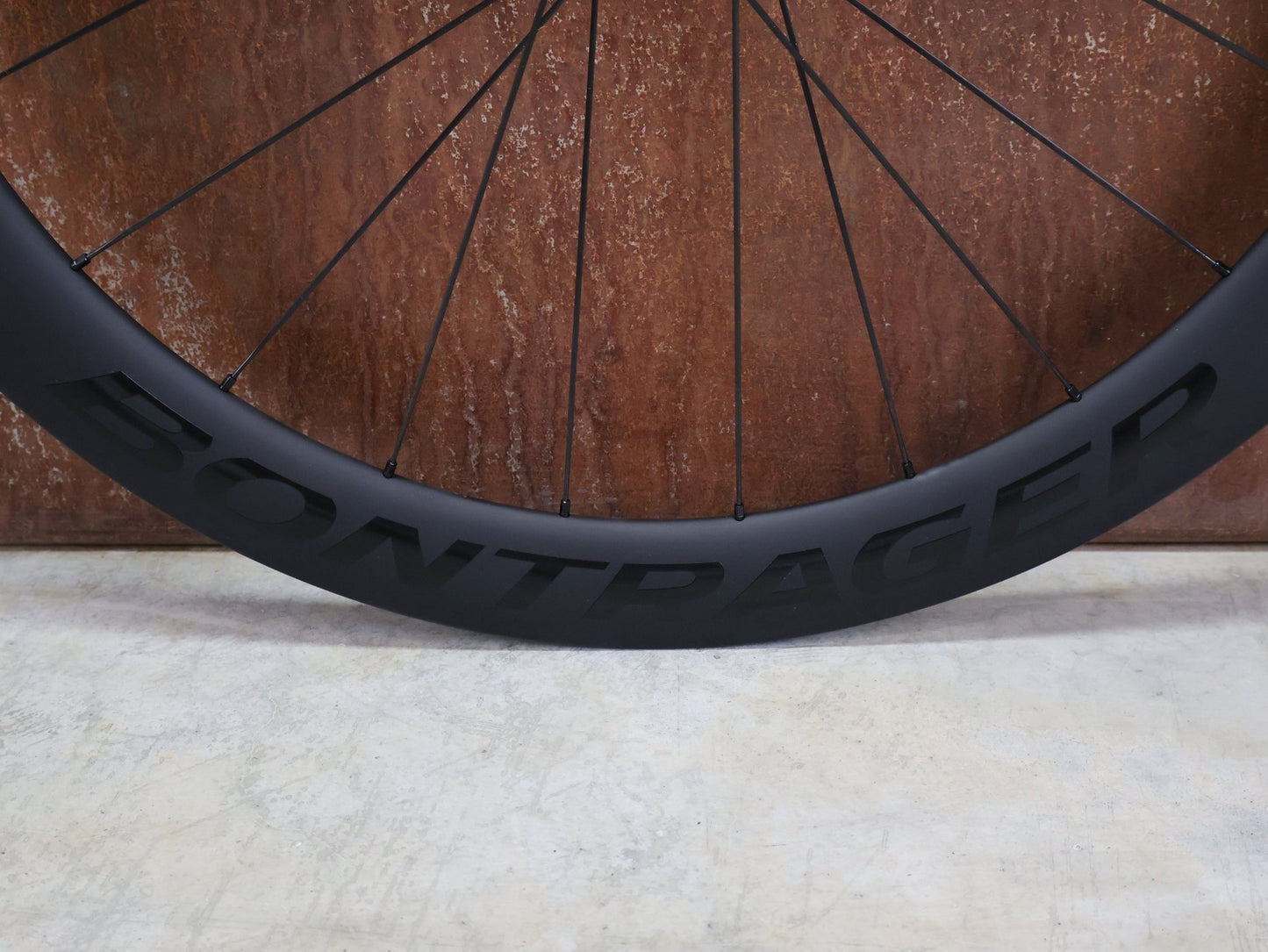 Laufrad/Laufradsatz von Bontrager, BONTRAGER AEOLUS PRO 51 TLR LAUFRADSATZ DISC vor USEDBIKES - OB.DE Hintergrund