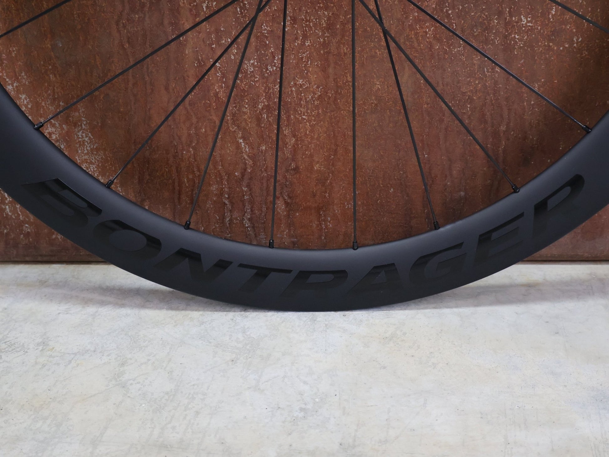 Laufrad/Laufradsatz von Bontrager, BONTRAGER AEOLUS PRO 51 TLR LAUFRADSATZ DISC vor USEDBIKES - OB.DE Hintergrund