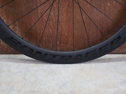 Laufrad/Laufradsatz von Bontrager, BONTRAGER AEOLUS PRO 51 TLR LAUFRADSATZ DISC vor USEDBIKES - OB.DE Hintergrund