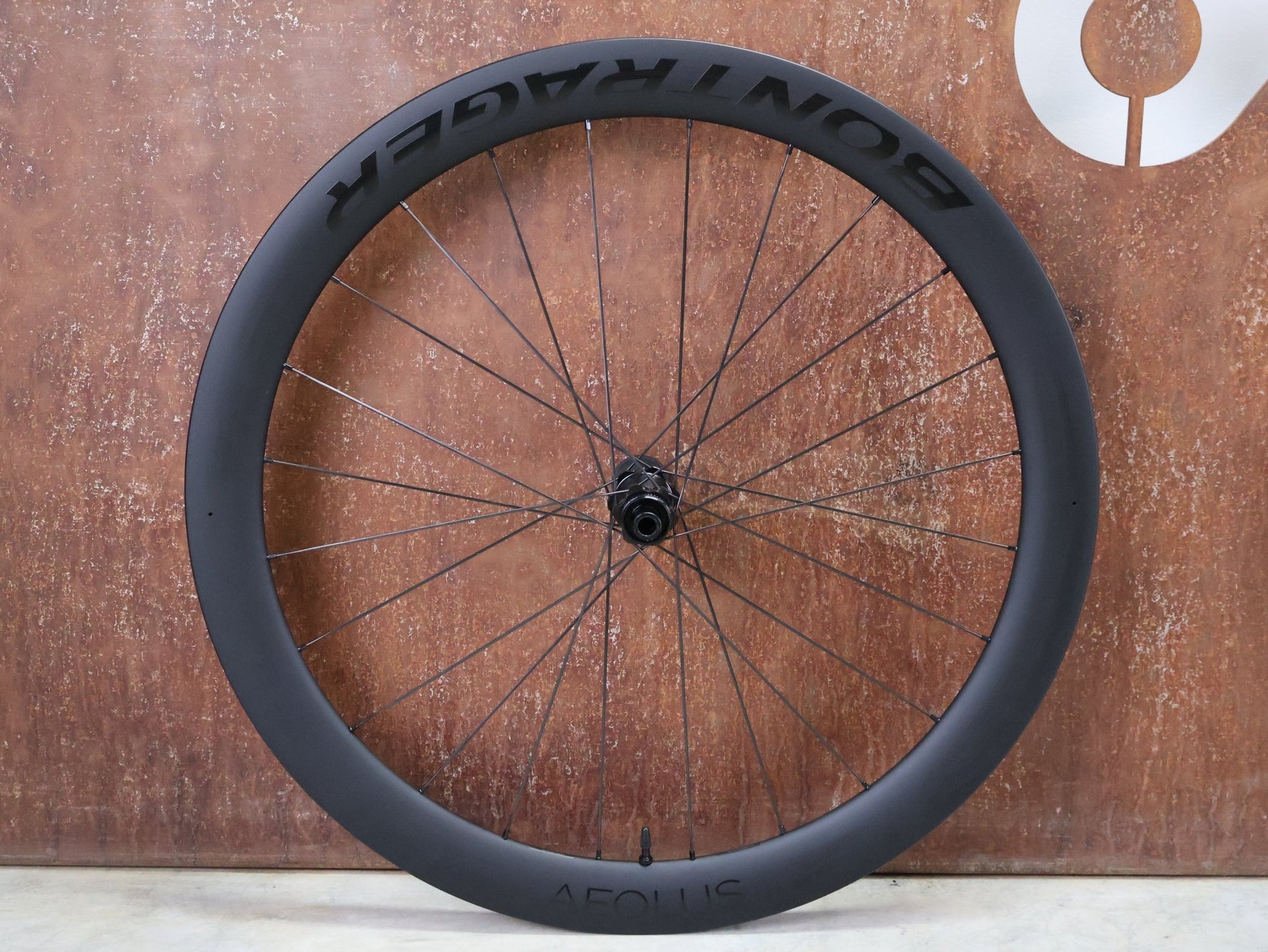 Laufrad/Laufradsatz von Bontrager, BONTRAGER AEOLUS PRO 51 TLR LAUFRADSATZ DISC vor USEDBIKES - OB.DE Hintergrund