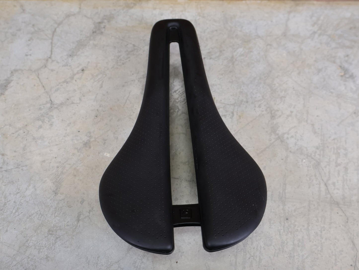 Sattel von Bontrager, BONTRAGER AEOLUS PRO FAHRADSATTEL 145MM vor USEDBIKES - OB.DE Hintergrund