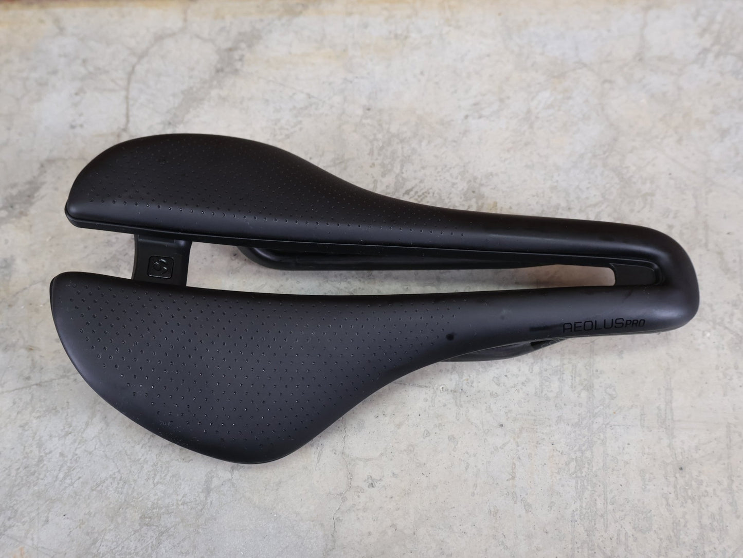 Sattel von Bontrager, BONTRAGER AEOLUS PRO FAHRADSATTEL 145MM vor USEDBIKES - OB.DE Hintergrund