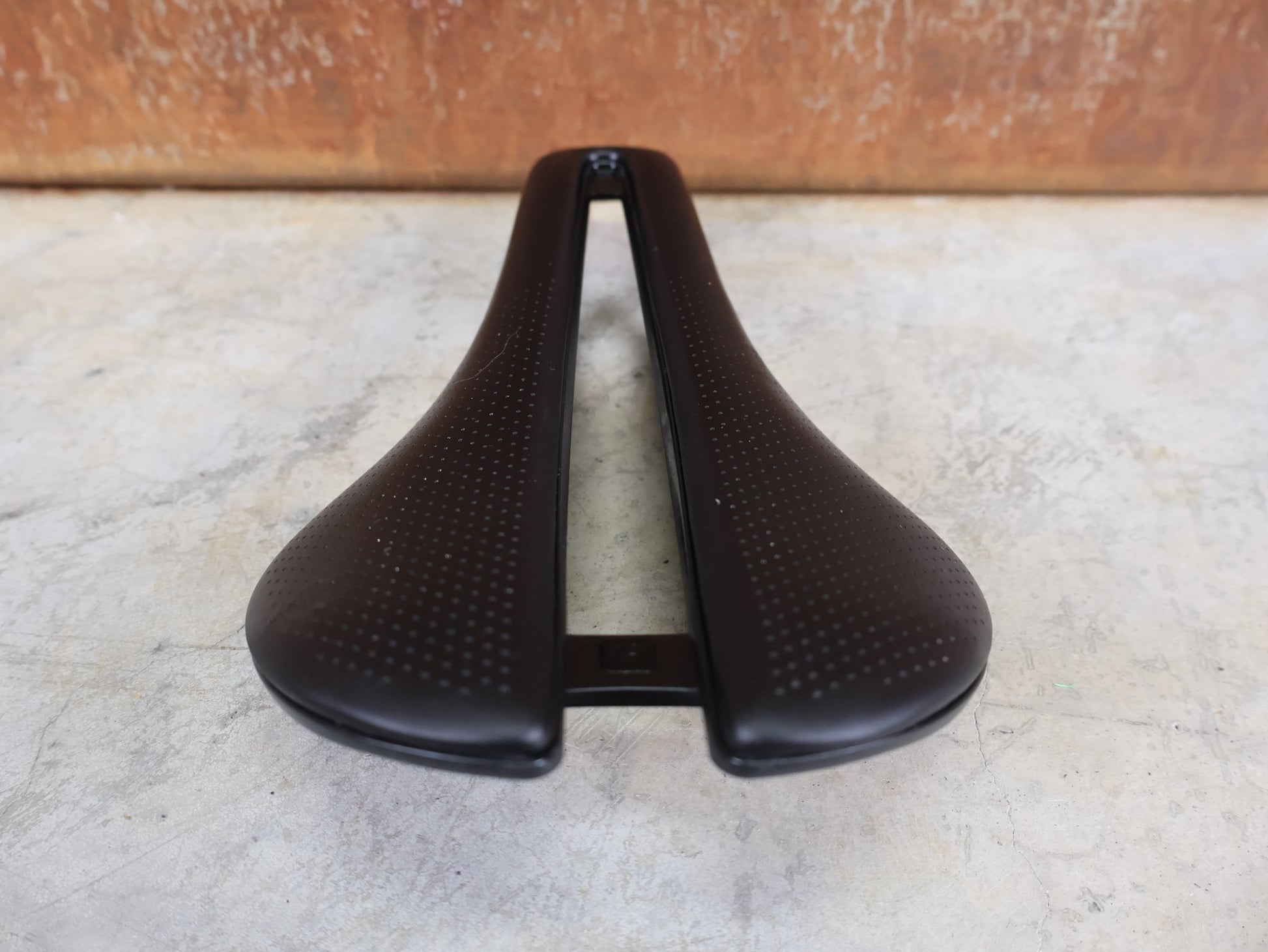 Sattel von Bontrager, BONTRAGER AEOLUS PRO FAHRADSATTEL 145MM vor USEDBIKES - OB.DE Hintergrund