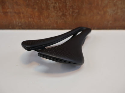 Sattel von Bontrager, BONTRAGER AEOLUS PRO FAHRADSATTEL 145MM vor USEDBIKES - OB.DE Hintergrund