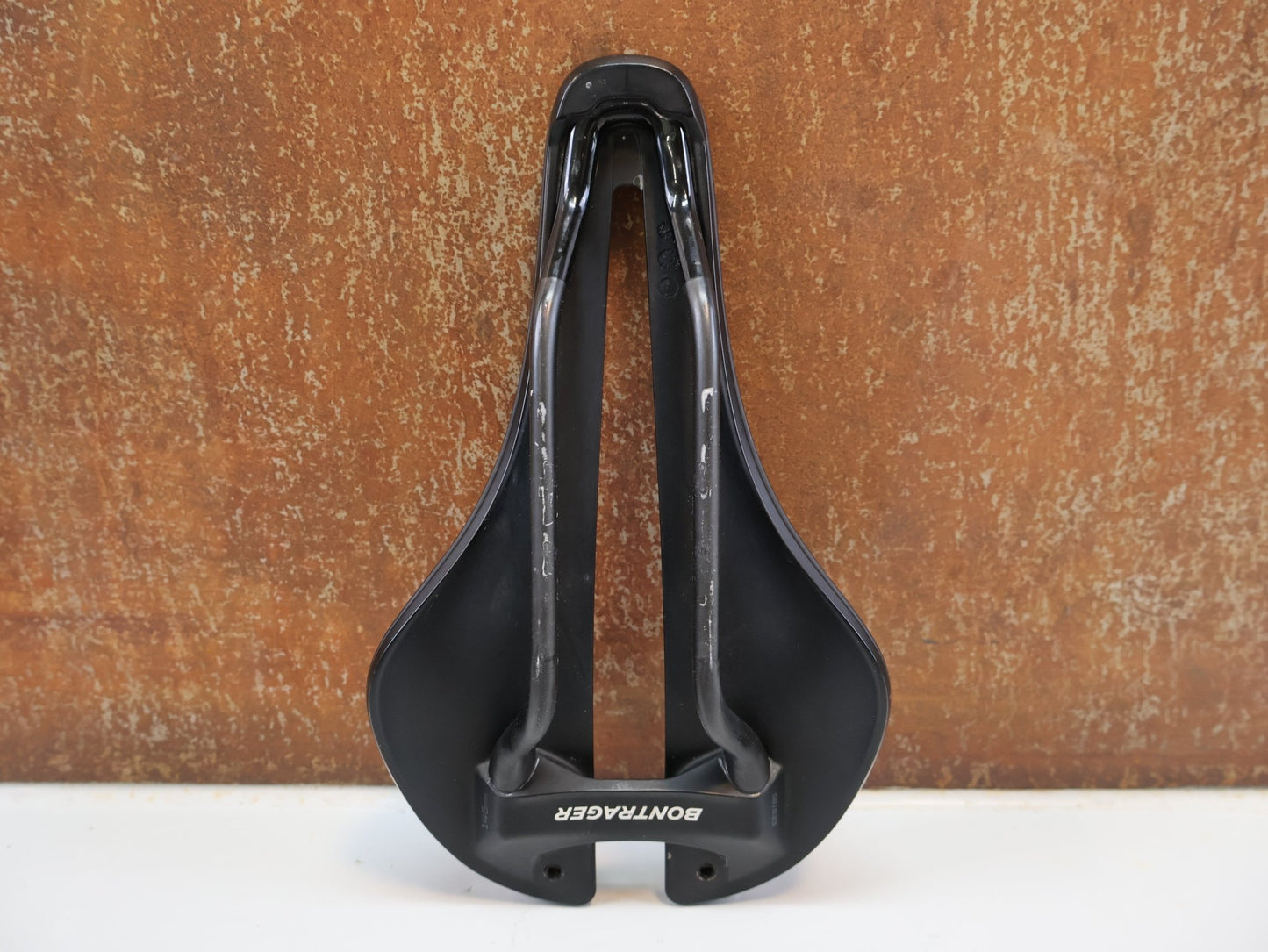 Sattel von Bontrager, BONTRAGER AEOLUS PRO FAHRADSATTEL 145MM vor USEDBIKES - OB.DE Hintergrund