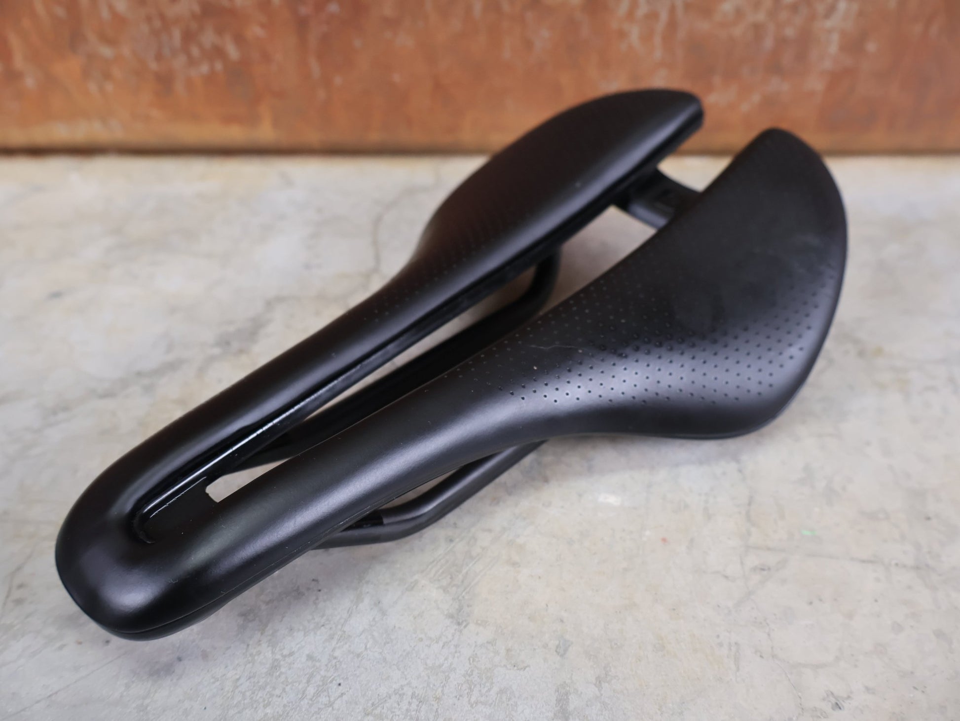 Sattel von Bontrager, BONTRAGER AEOLUS PRO FAHRADSATTEL 145MM vor USEDBIKES - OB.DE Hintergrund