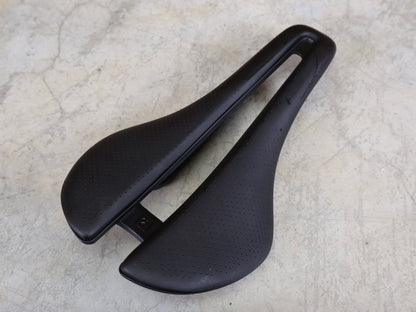 Sattel von Bontrager, BONTRAGER AEOLUS PRO FAHRADSATTEL 145MM vor USEDBIKES - OB.DE Hintergrund