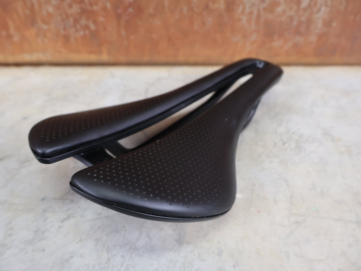 Sattel von Bontrager, BONTRAGER AEOLUS PRO FAHRADSATTEL 145MM vor USEDBIKES - OB.DE Hintergrund