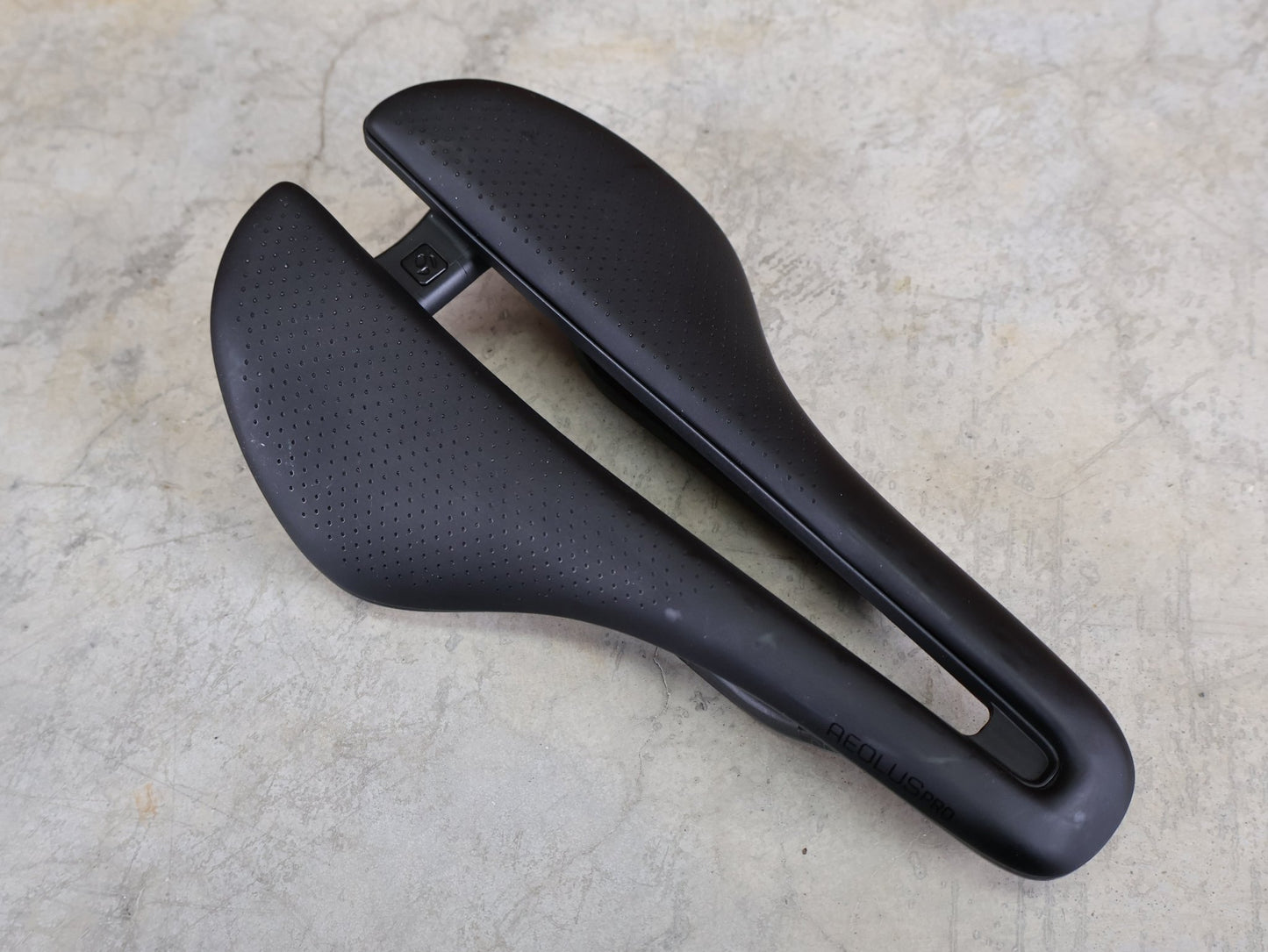 Sattel von Bontrager, BONTRAGER AEOLUS PRO FAHRADSATTEL 145MM vor USEDBIKES - OB.DE Hintergrund