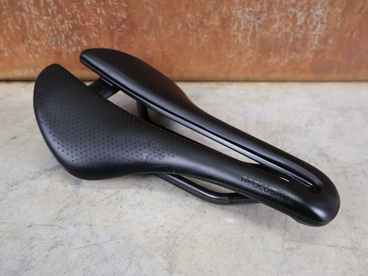 Sattel von Bontrager, BONTRAGER AEOLUS PRO FAHRADSATTEL 145MM vor USEDBIKES - OB.DE Hintergrund