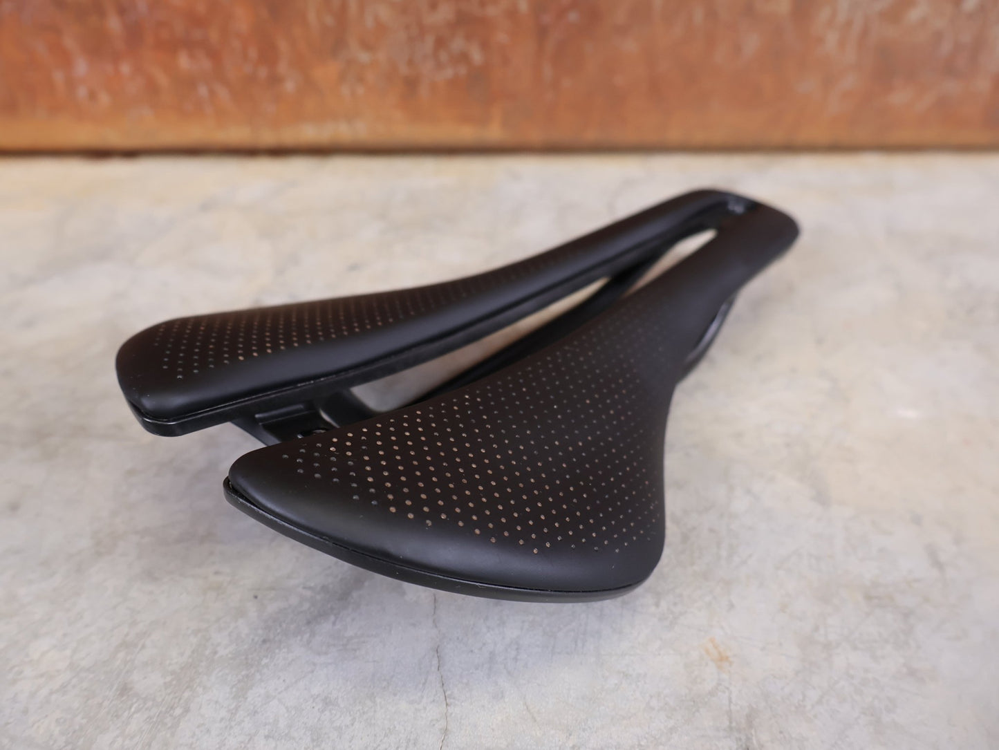 Sattel von Bontrager, BONTRAGER AEOLUS PRO FAHRADSATTEL 145MM vor USEDBIKES - OB.DE Hintergrund