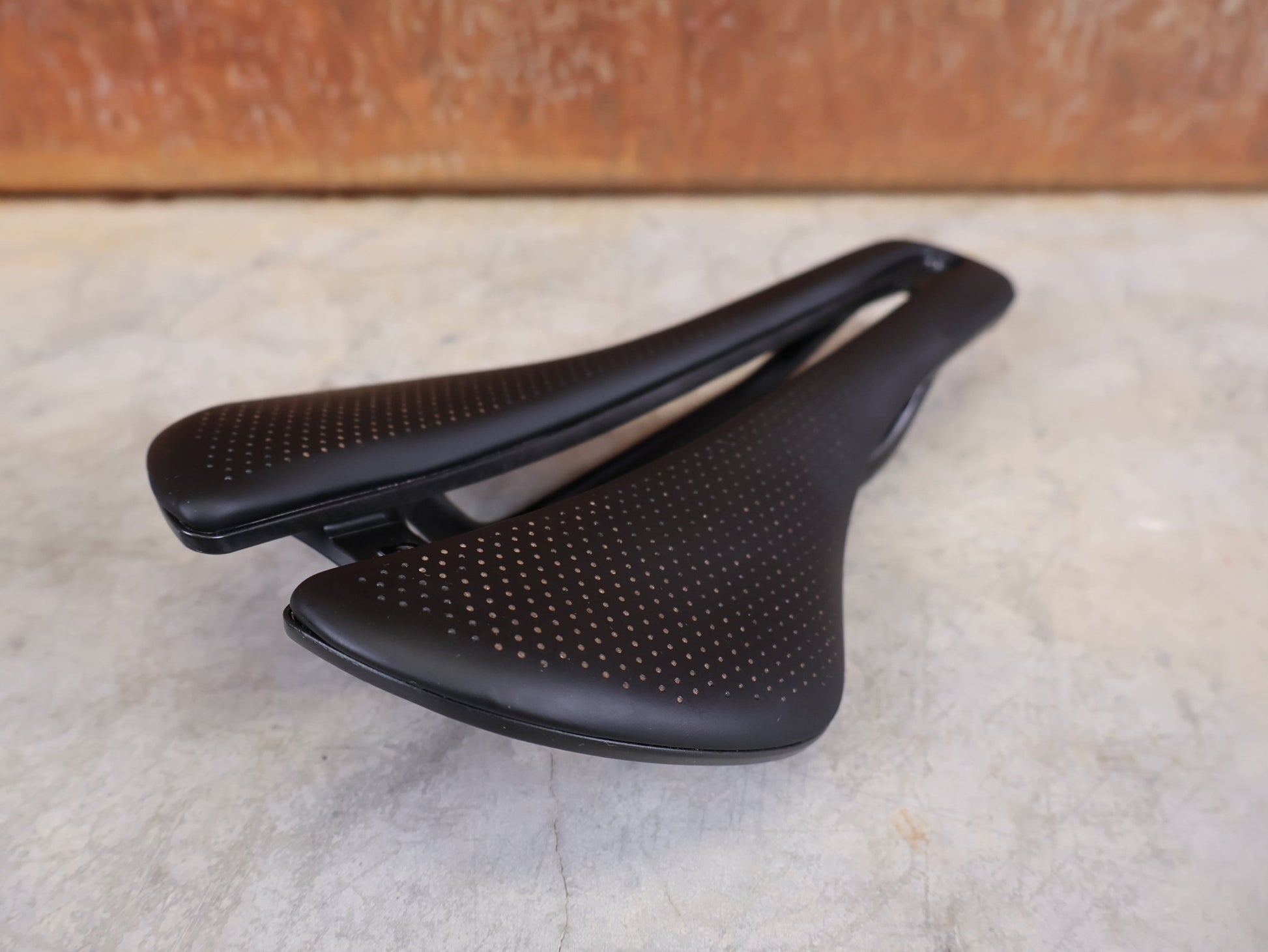 Sattel von Bontrager, BONTRAGER AEOLUS PRO FAHRADSATTEL 145MM vor USEDBIKES - OB.DE Hintergrund