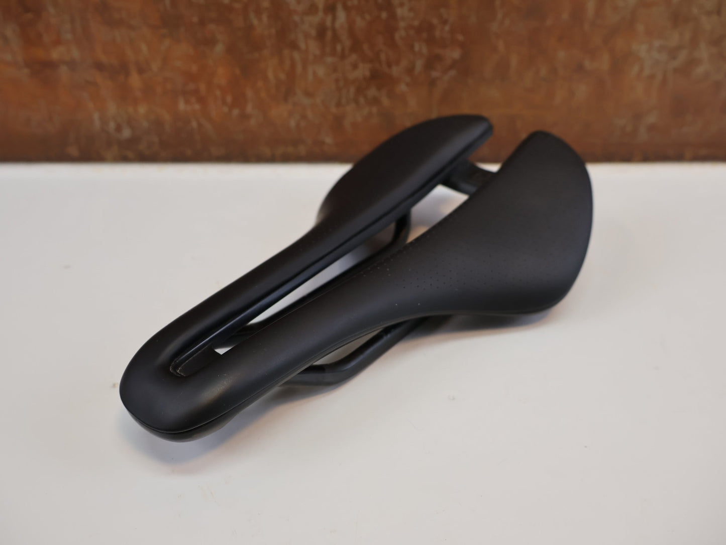 Sattel von Bontrager, BONTRAGER AEOLUS PRO FAHRADSATTEL 145MM vor USEDBIKES - OB.DE Hintergrund