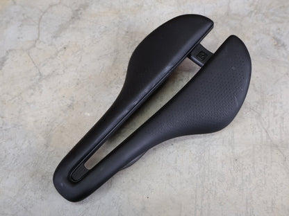 Sattel von Bontrager, BONTRAGER AEOLUS PRO FAHRADSATTEL 145MM vor USEDBIKES - OB.DE Hintergrund