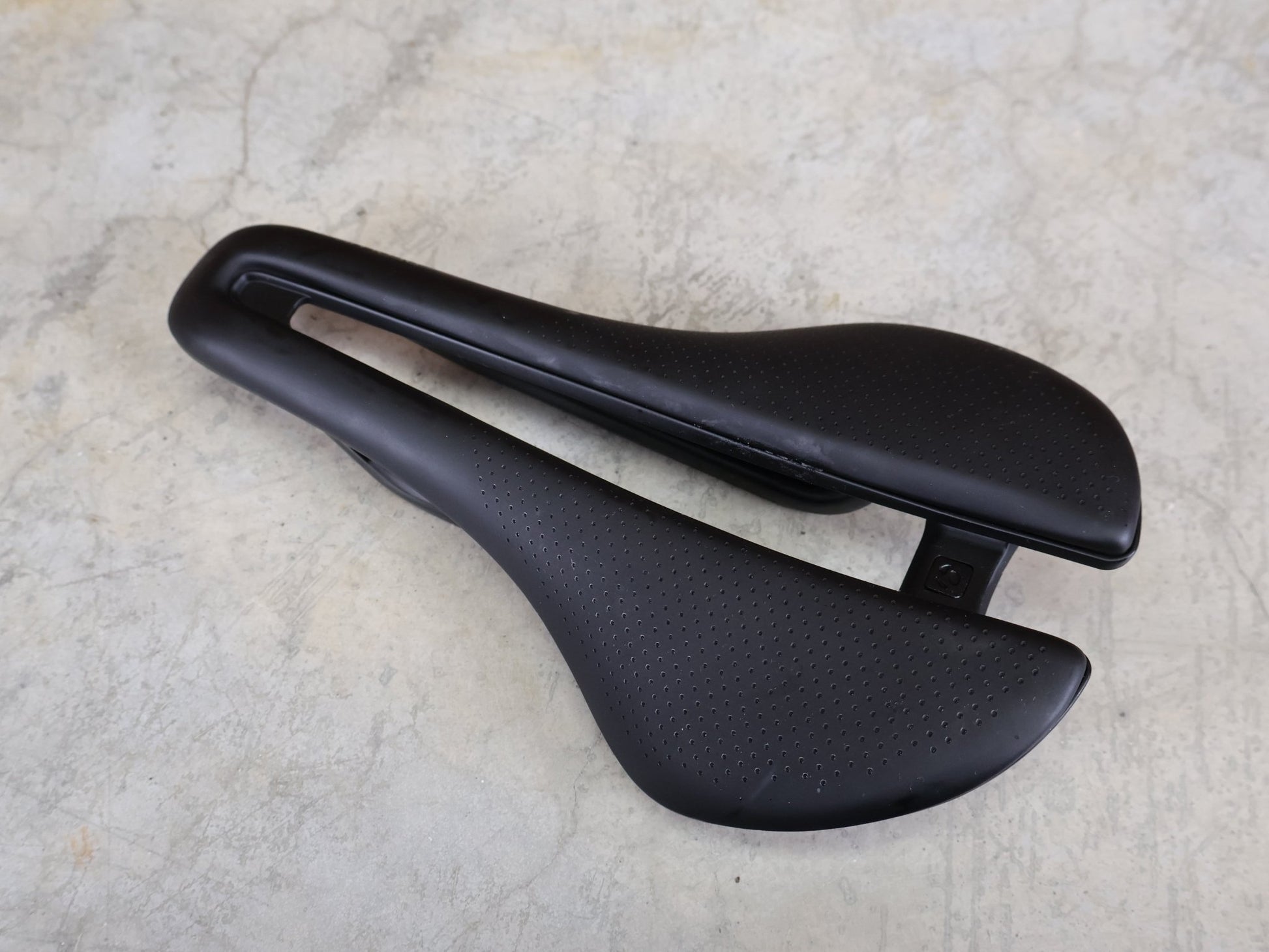 Sattel von Bontrager, BONTRAGER AEOLUS PRO FAHRADSATTEL 145MM vor USEDBIKES - OB.DE Hintergrund