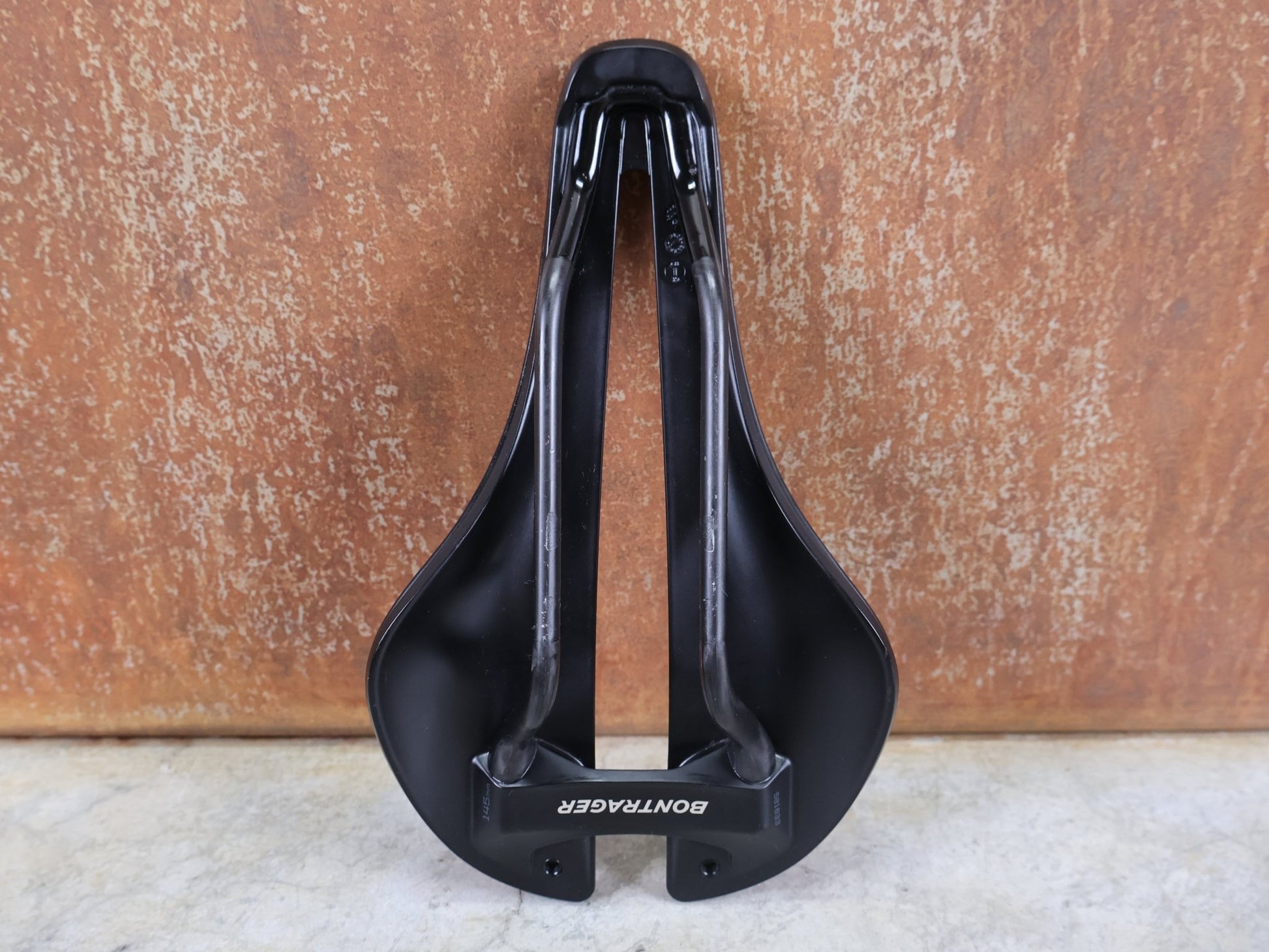 Sattel von Bontrager, BONTRAGER AEOLUS PRO FAHRADSATTEL 145MM vor USEDBIKES - OB.DE Hintergrund