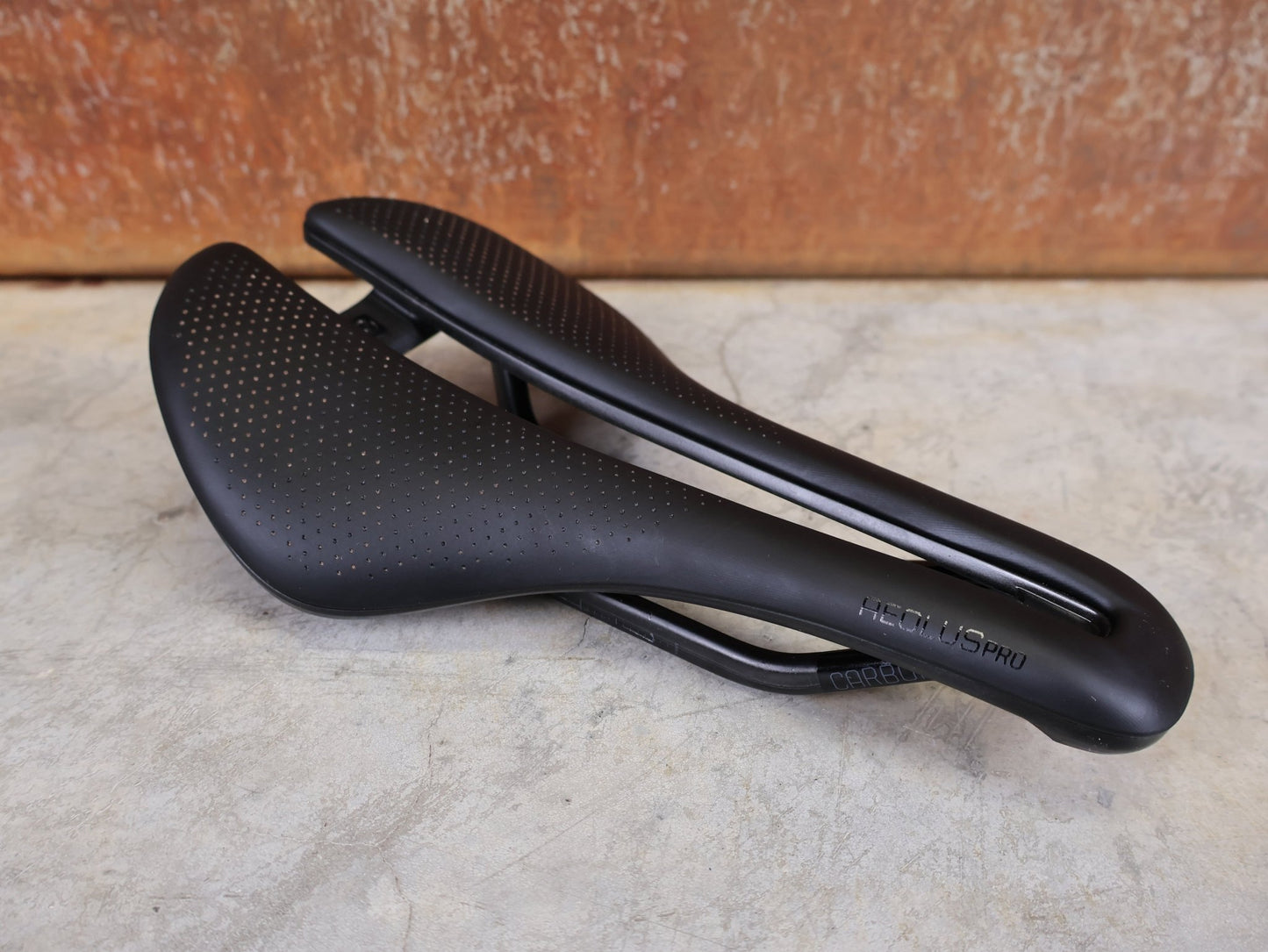 Sattel von Bontrager, BONTRAGER AEOLUS PRO FAHRADSATTEL 145MM vor USEDBIKES - OB.DE Hintergrund