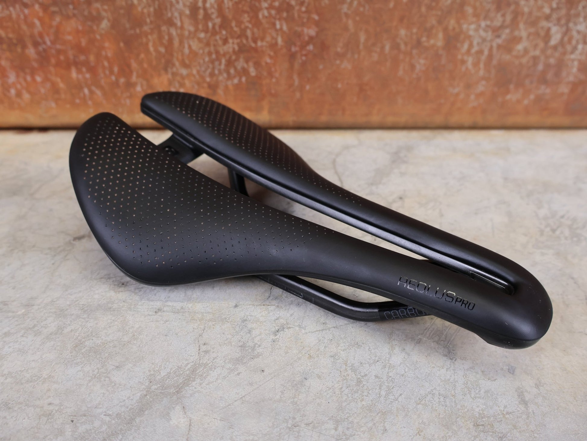 Sattel von Bontrager, BONTRAGER AEOLUS PRO FAHRADSATTEL 145MM vor USEDBIKES - OB.DE Hintergrund